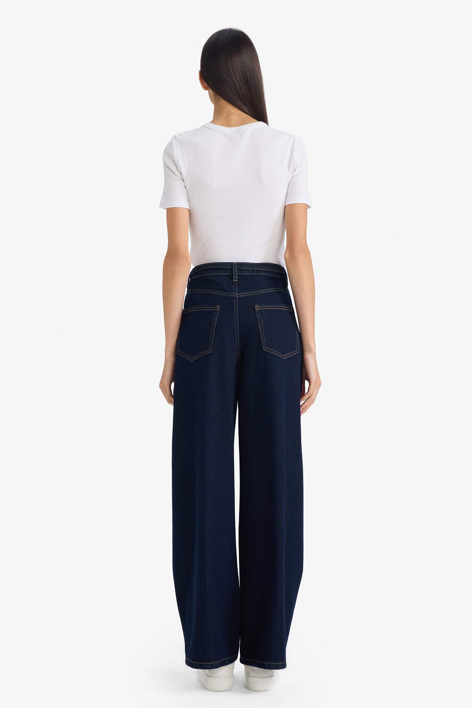 سروال جينز وايد ليج برجل عادي