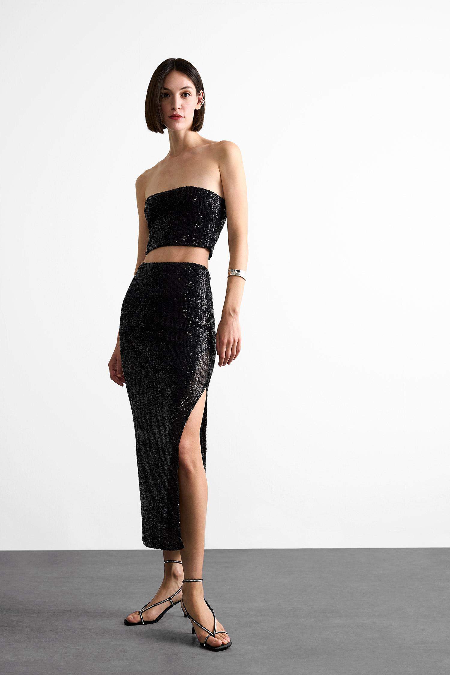 بلوزة كروب اسود بدون حمالات بالترتر