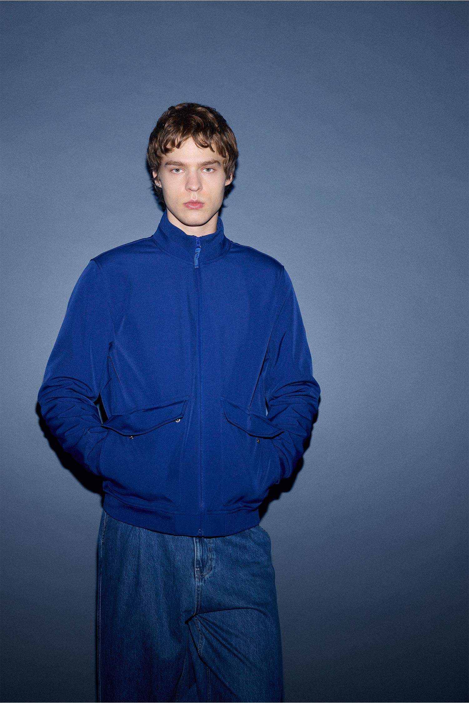 جاكيت أزرق خفيف قصة عادية بياقة كوليج بجيوب