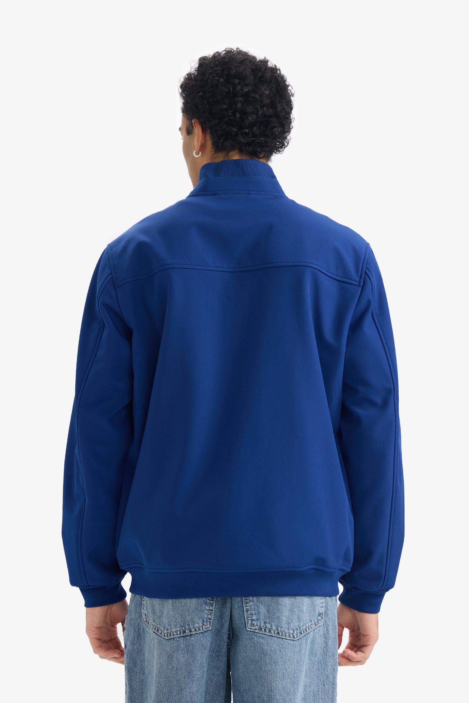 جاكيت أزرق خفيف قصة عادية بياقة كوليج بجيوب