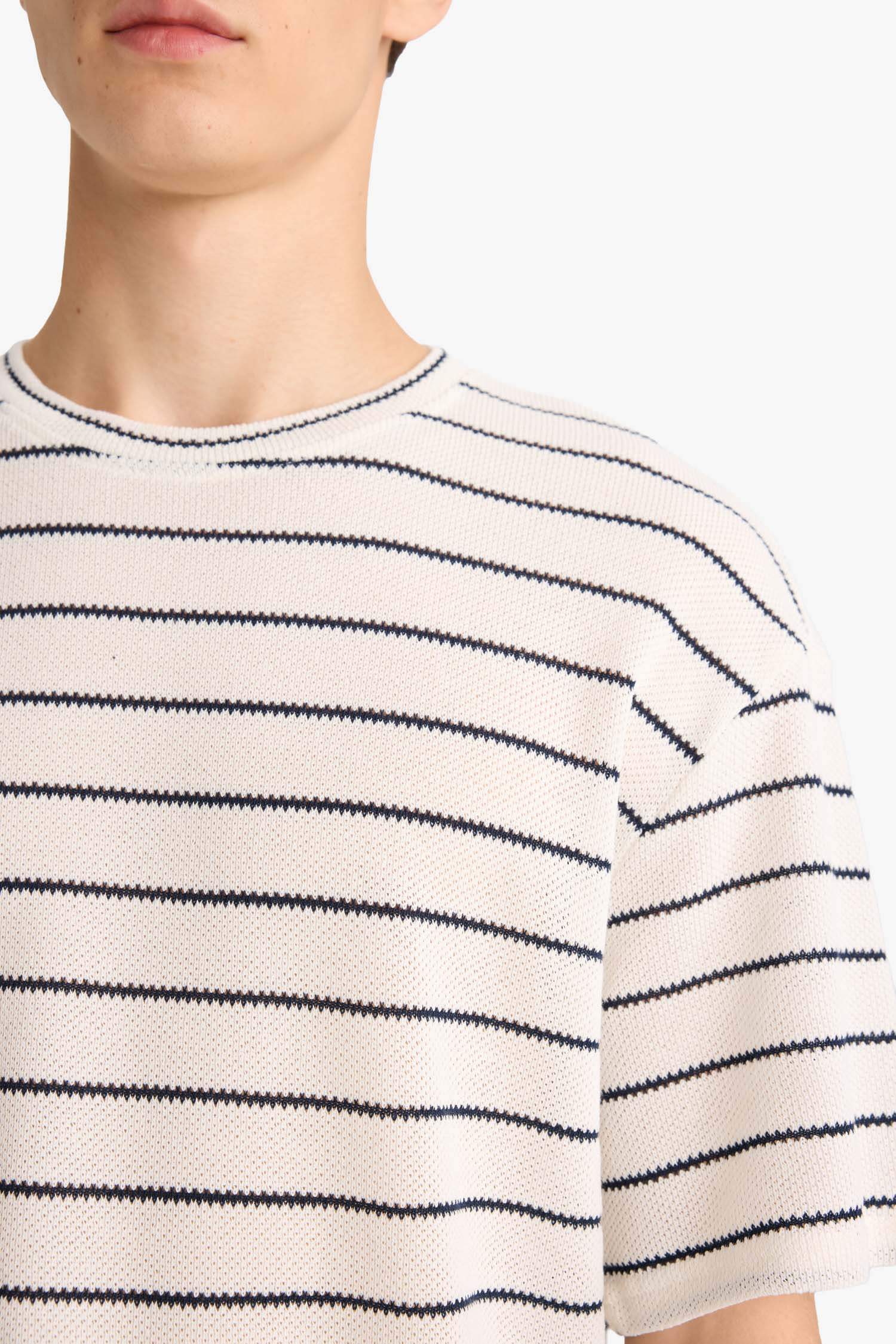 Boxy Fit Rahat Kesim Bisiklet Yaka Çizgili Kısa Kollu Tişört