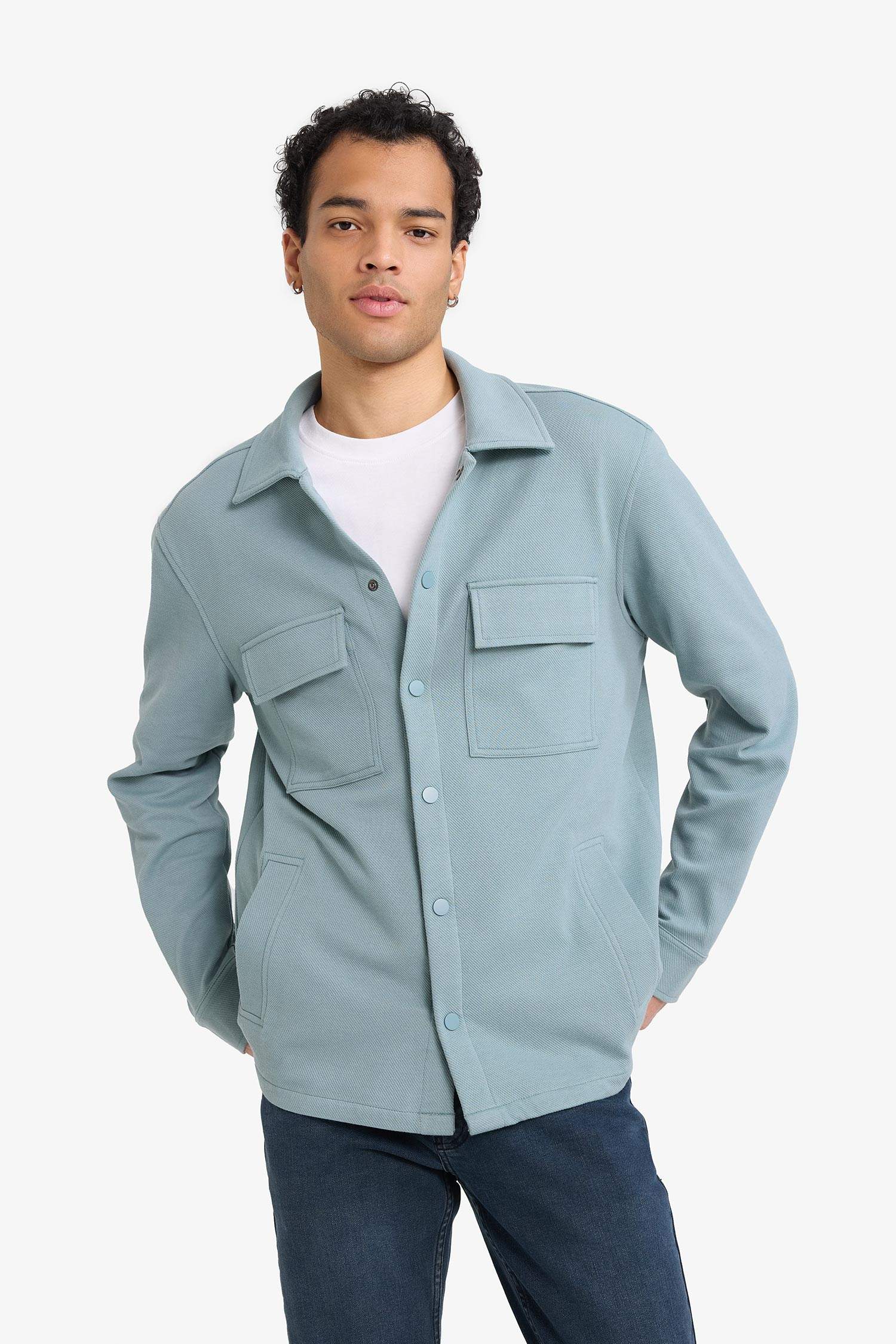 قميص قصة عادية بجيب قماش ستريج