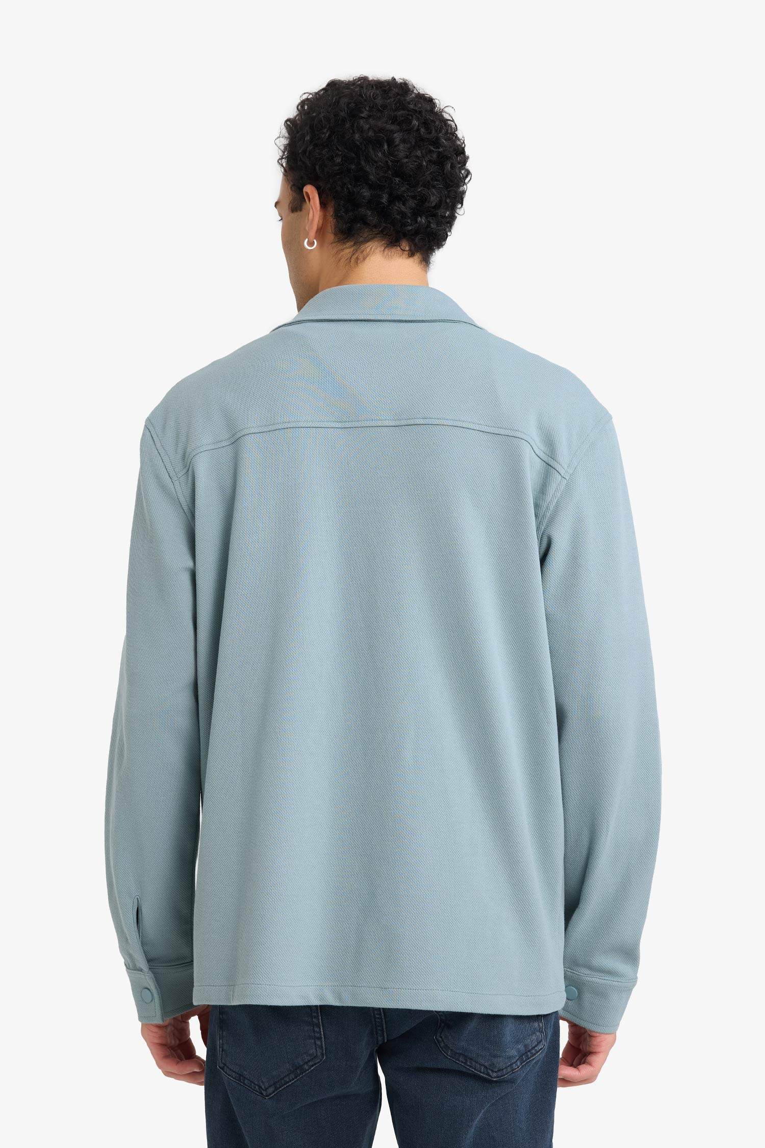 قميص قصة عادية بجيب قماش ستريج