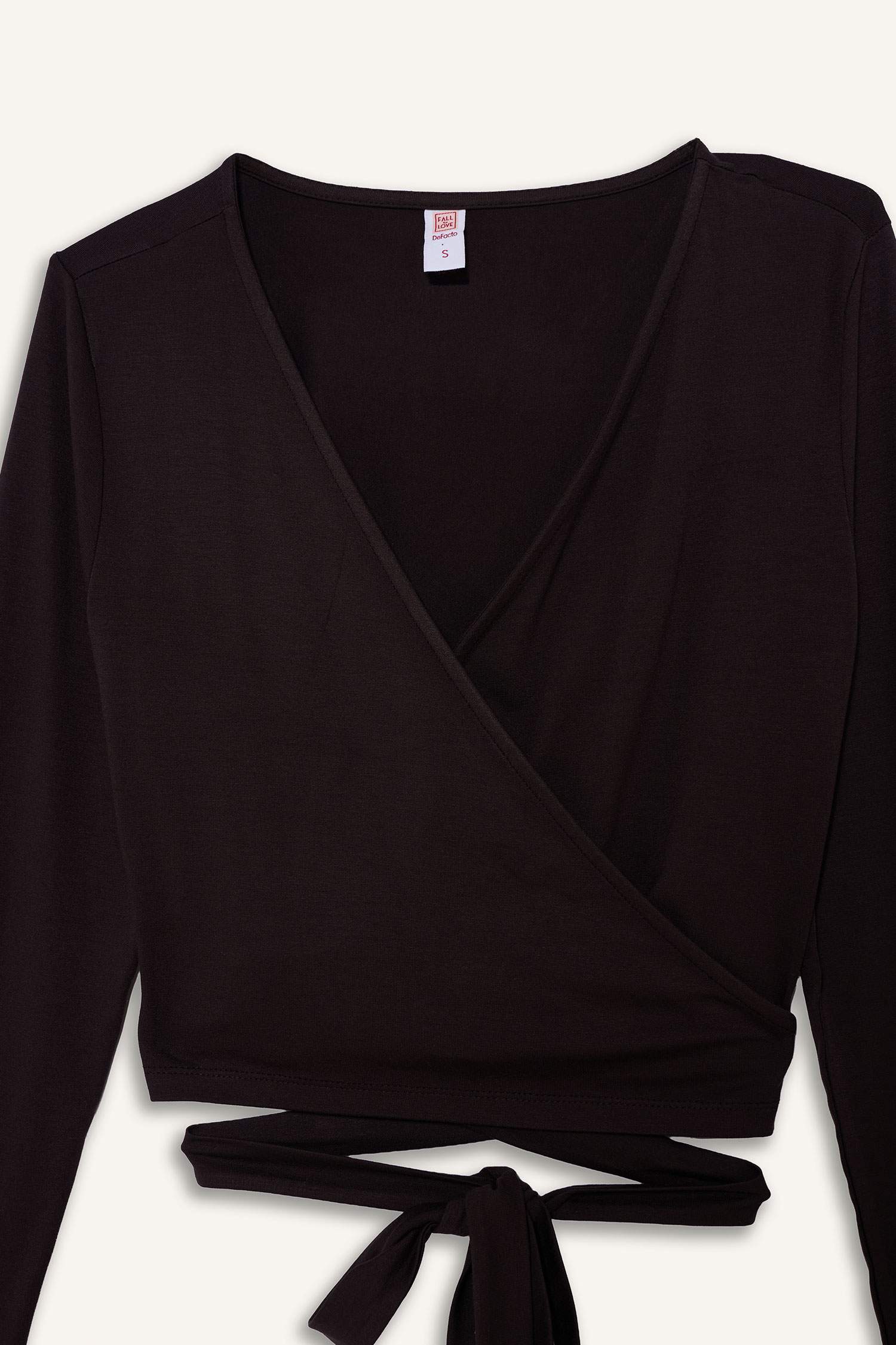 بلوزة برباط