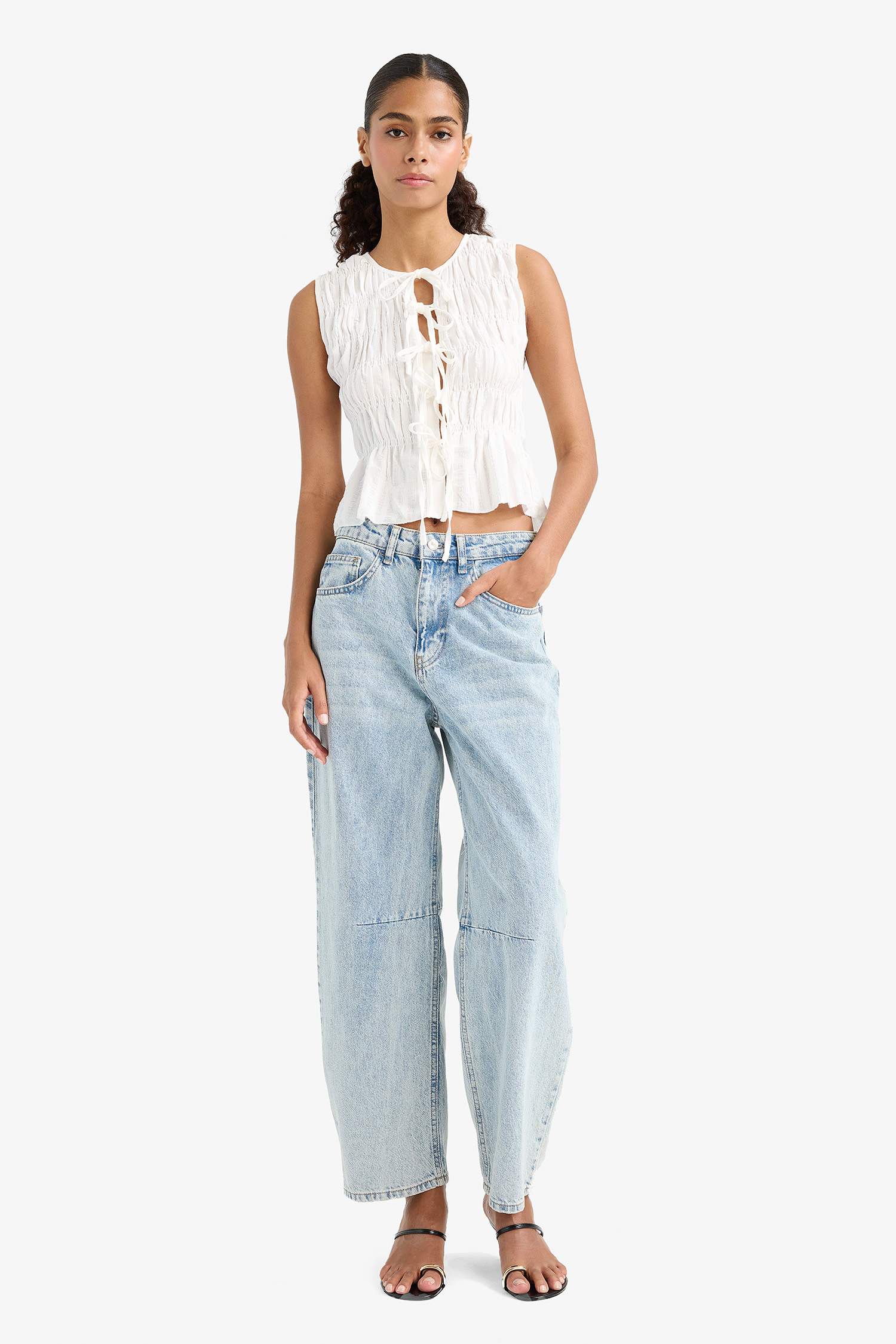 Slim Fit Dar Kesim Bisiklet Yaka Bağlamalı Dokulu Kolsuz Bluz