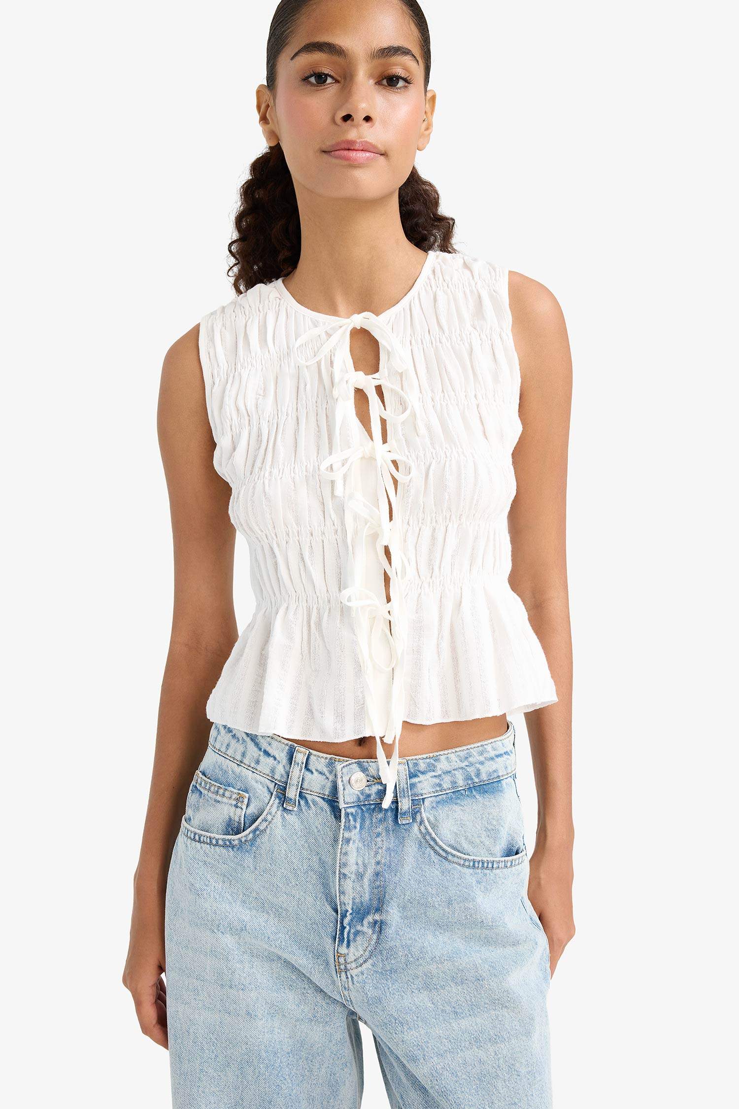 Slim Fit Dar Kesim Bisiklet Yaka Bağlamalı Dokulu Kolsuz Bluz