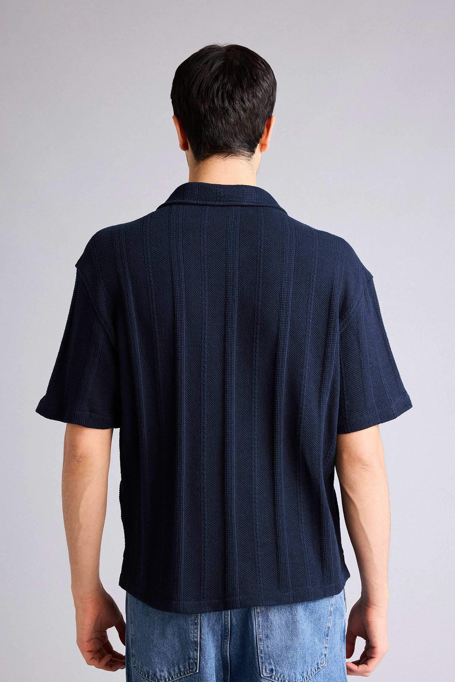 قميص أوفر سايز نص كم وياقة مفتوحة