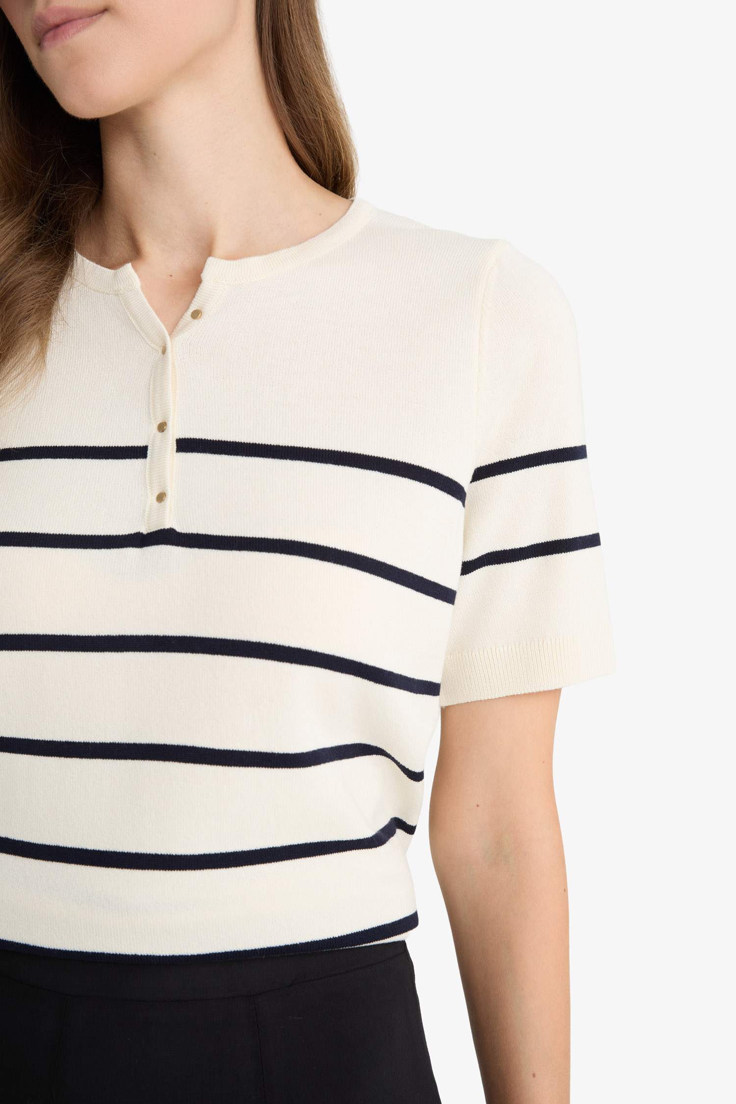 بلوفر تريكو قصة عادية بياقة مستديرة