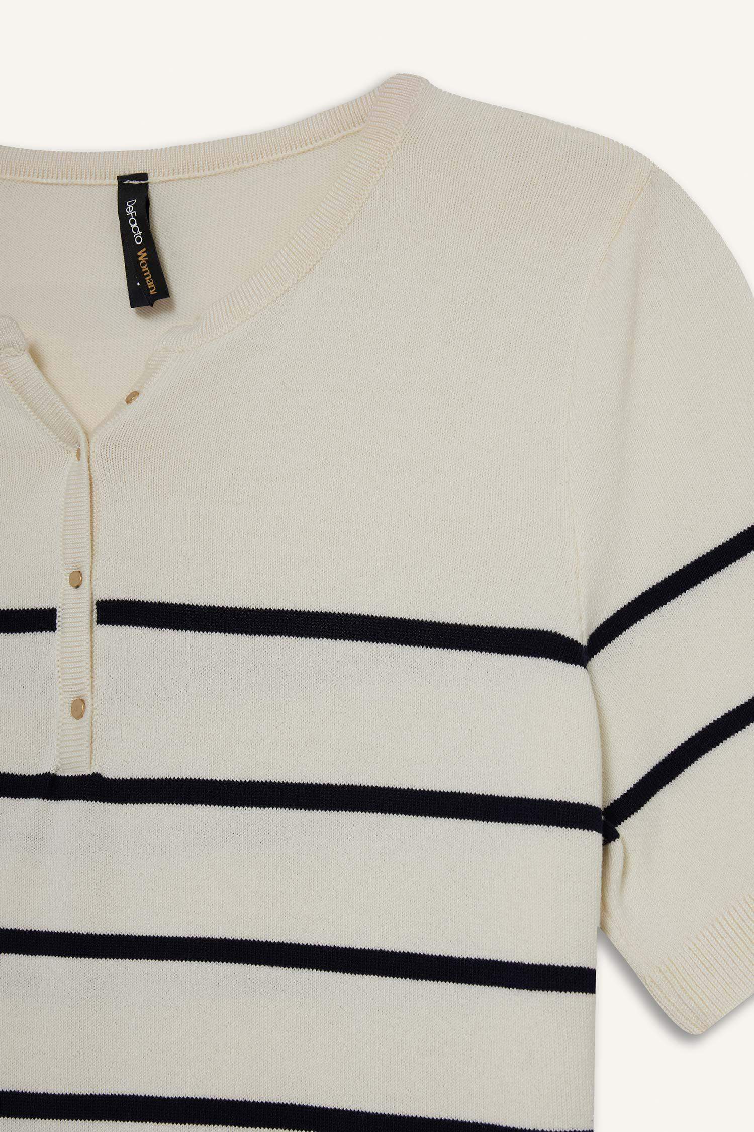 بلوفر تريكو قصة عادية بياقة مستديرة