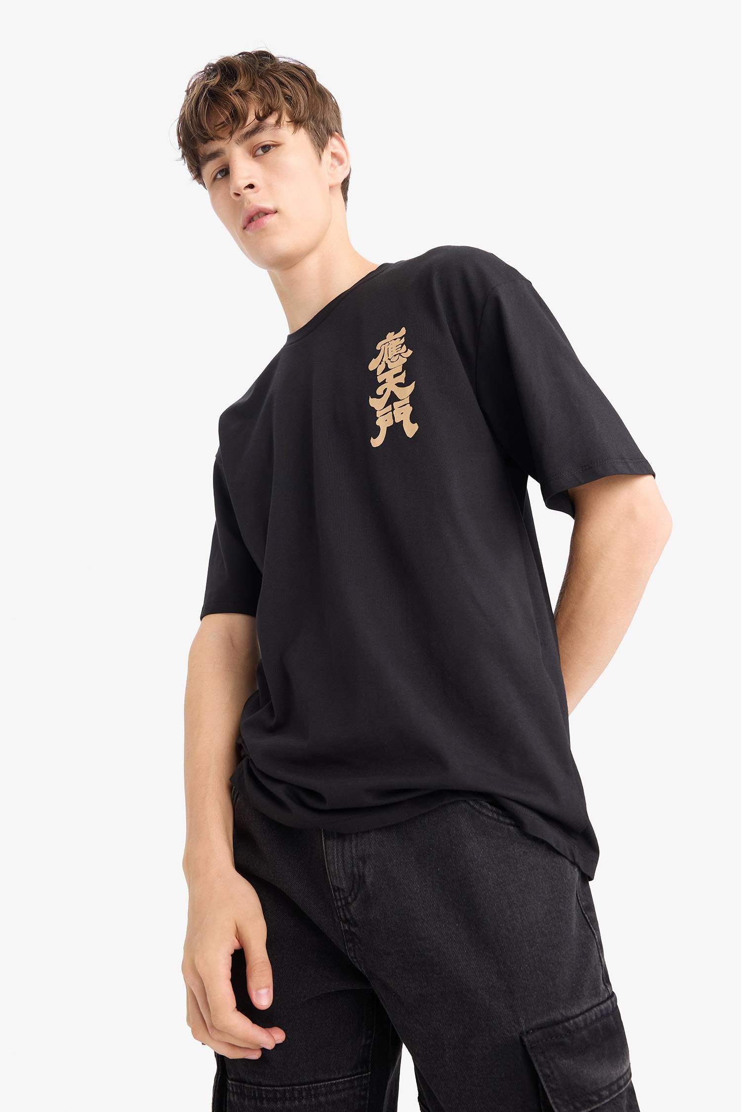 تيشيرت نص كم قصة عادية بطبعة من الخلف