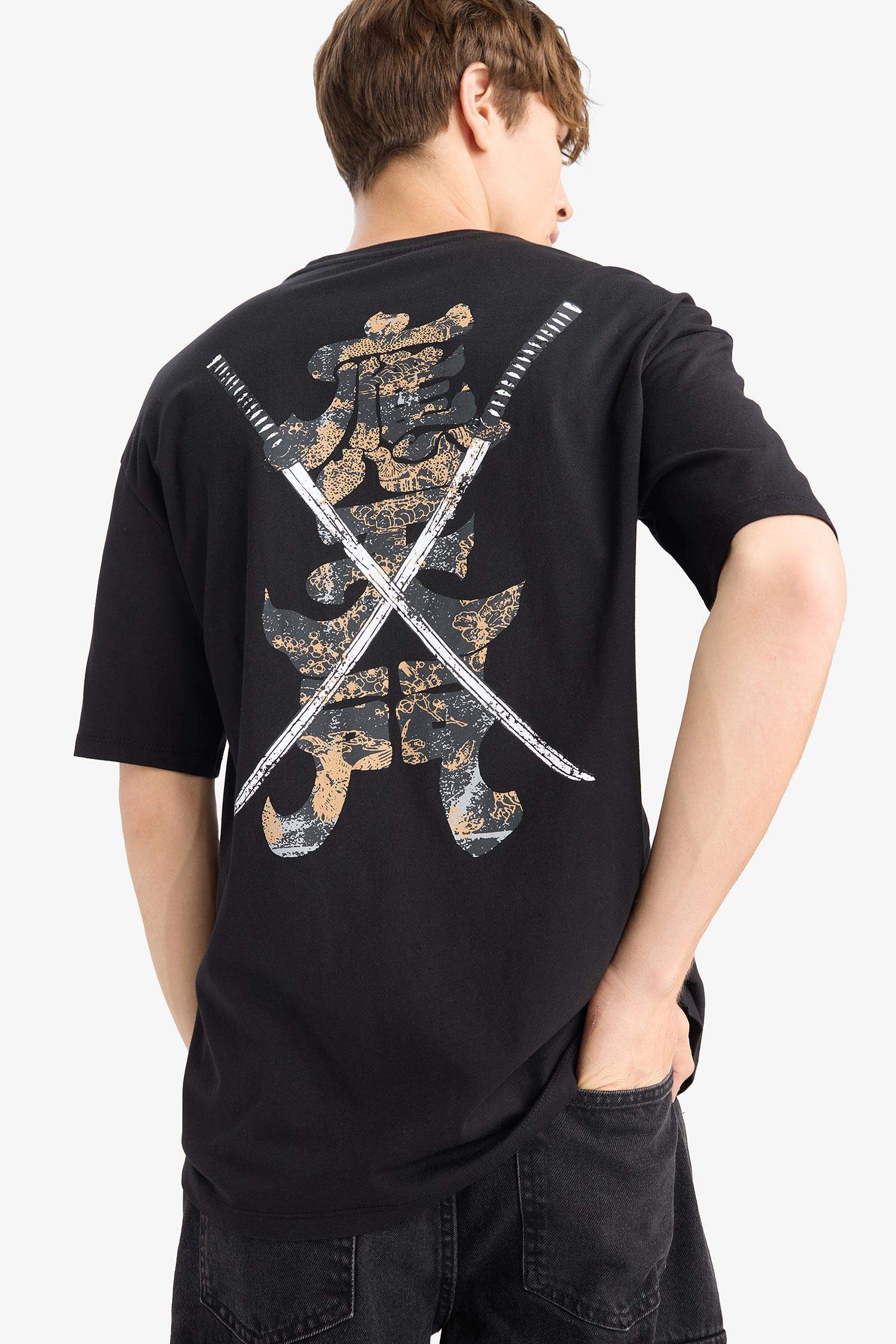 تيشيرت نص كم قصة عادية بطبعة من الخلف