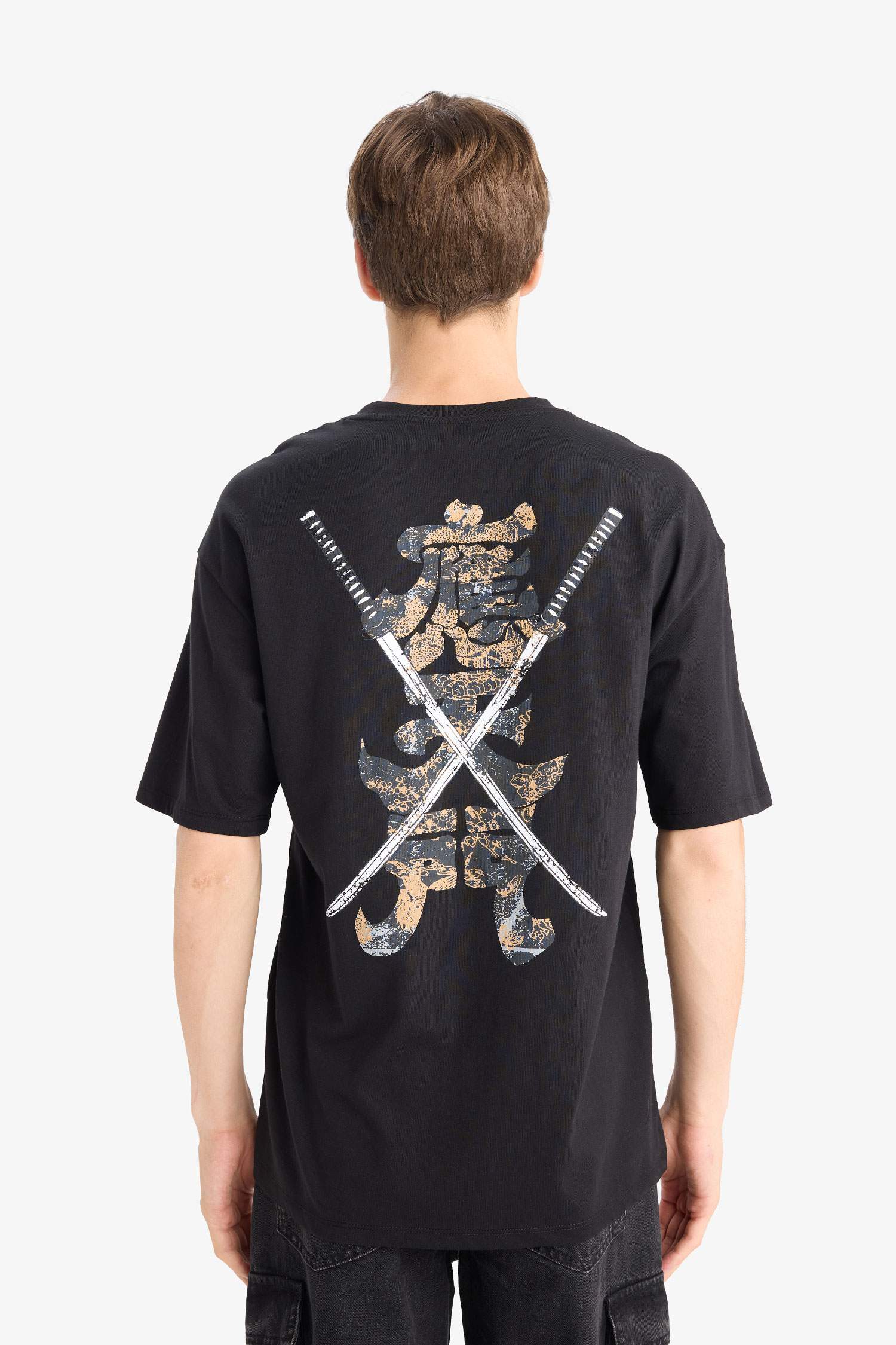 تيشيرت نص كم قصة عادية بطبعة من الخلف