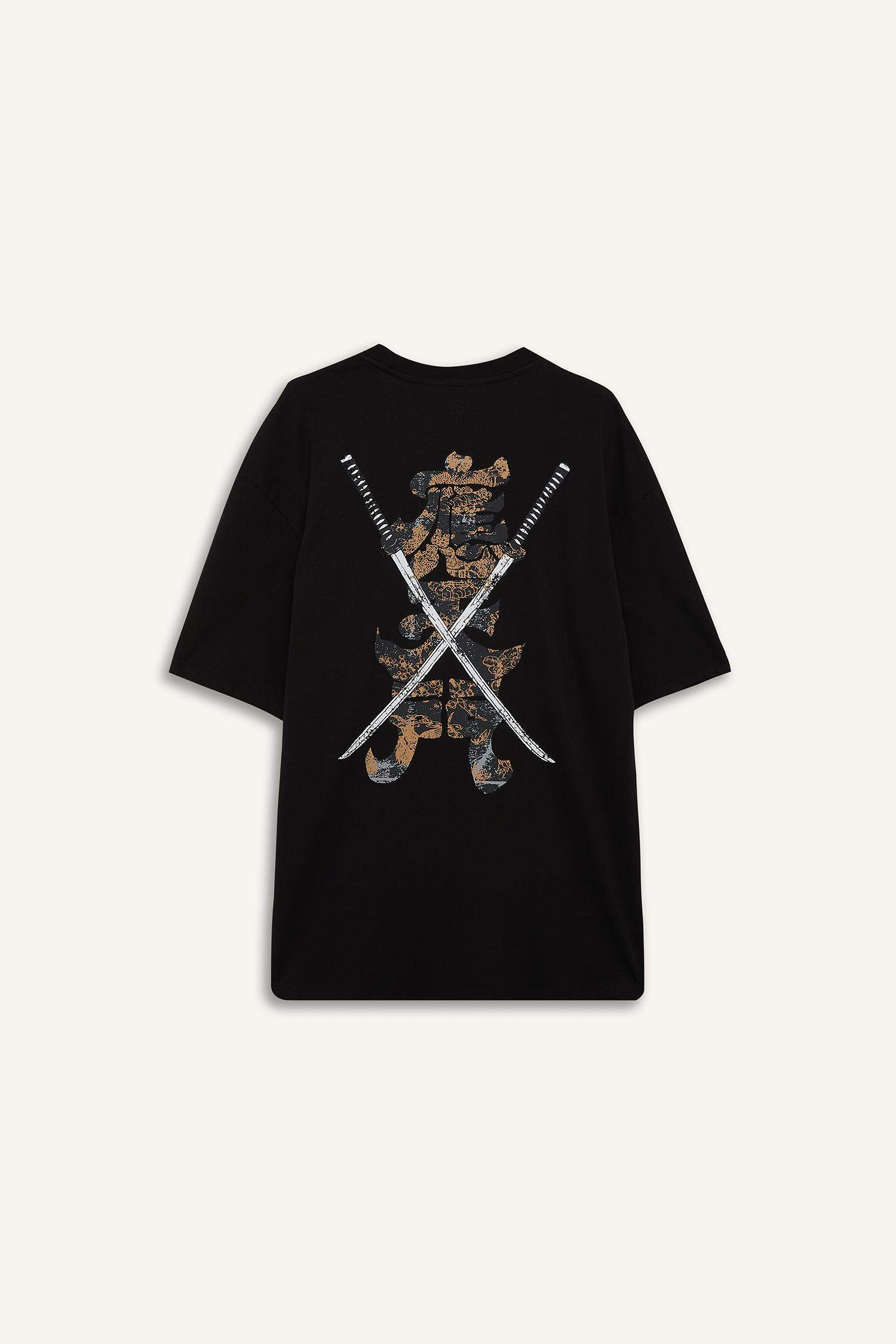 تيشيرت نص كم قصة عادية بطبعة من الخلف