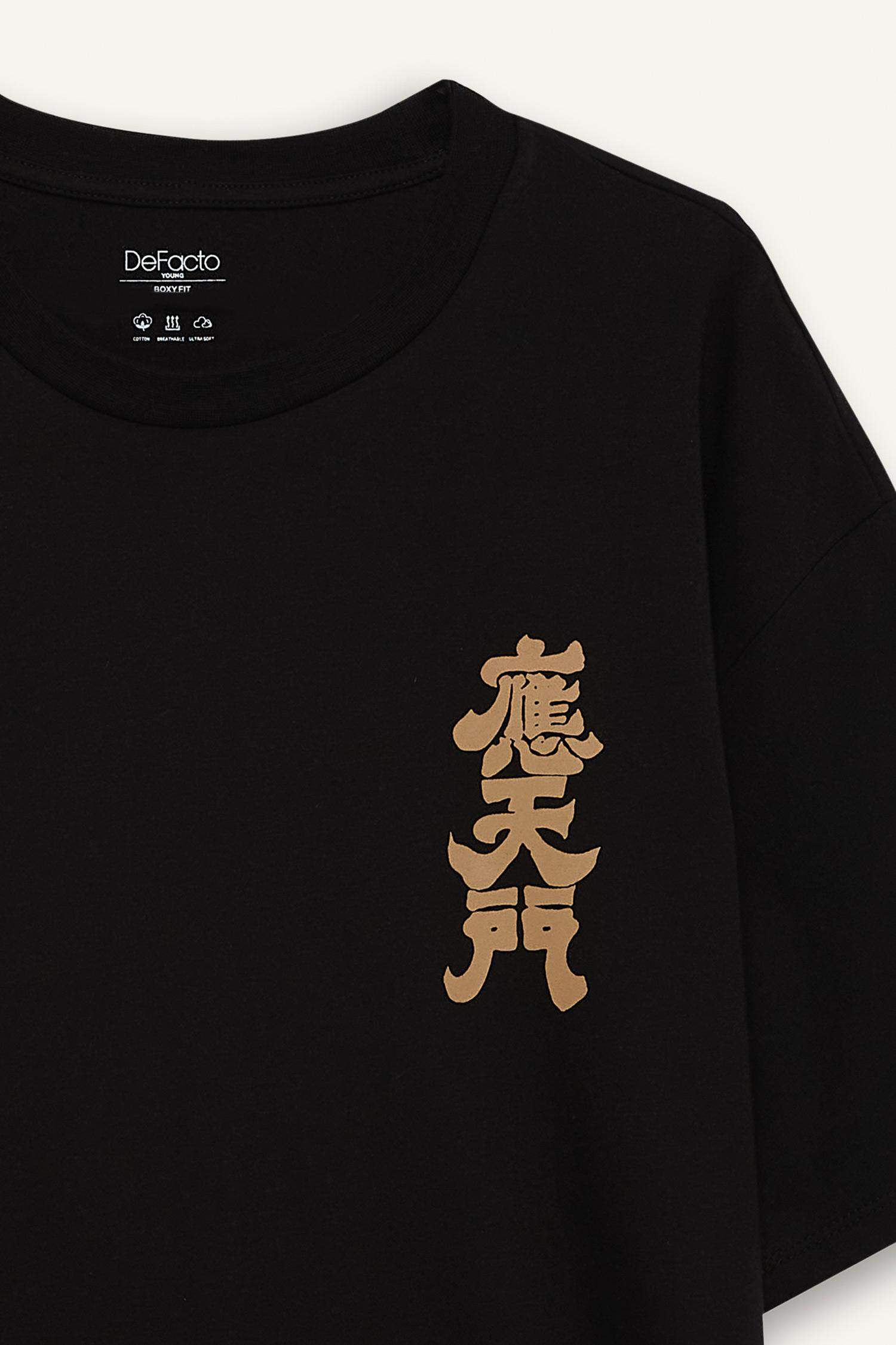 تيشيرت نص كم قصة عادية بطبعة من الخلف