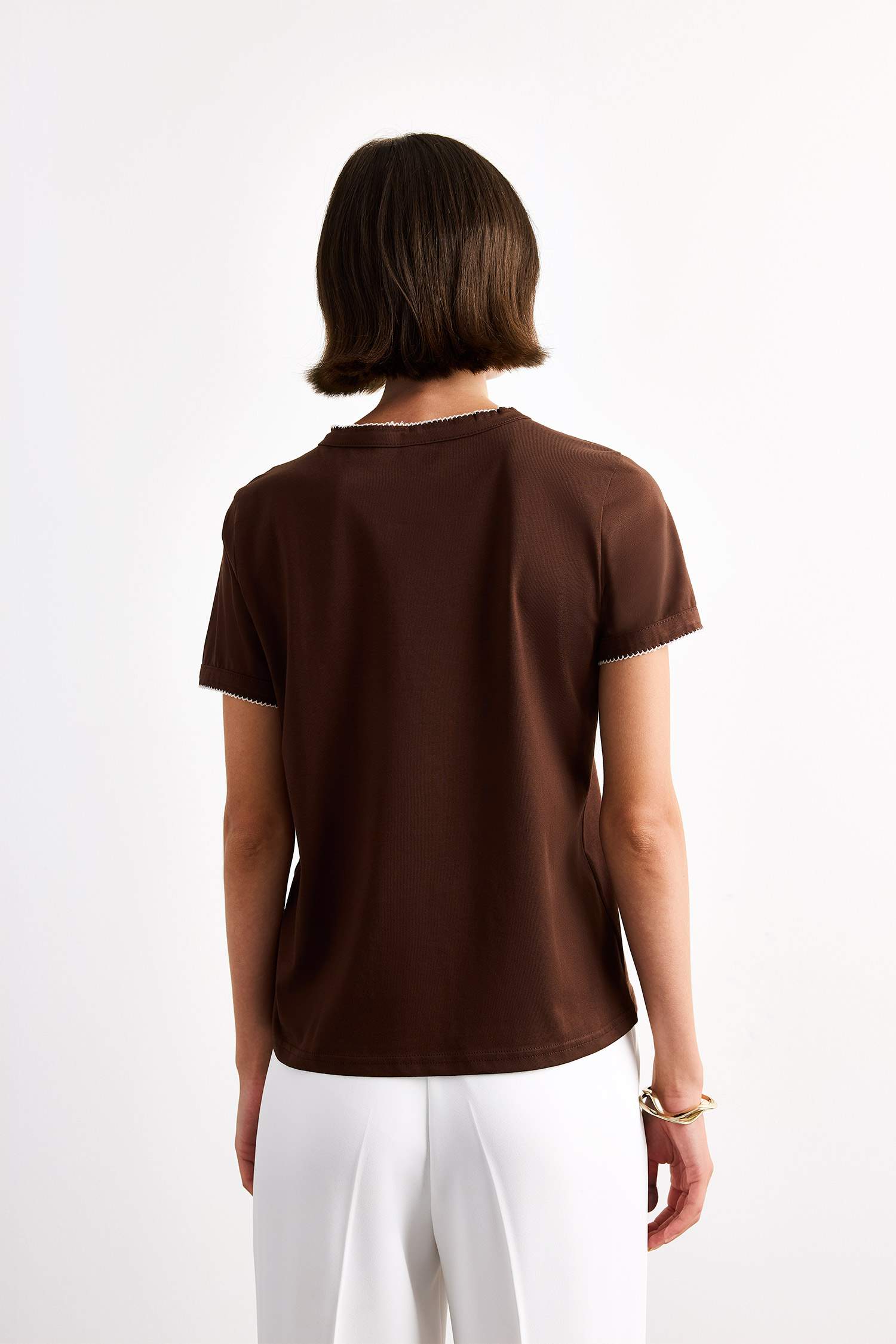 تيشيرت نص ردن وياخة مستديرة