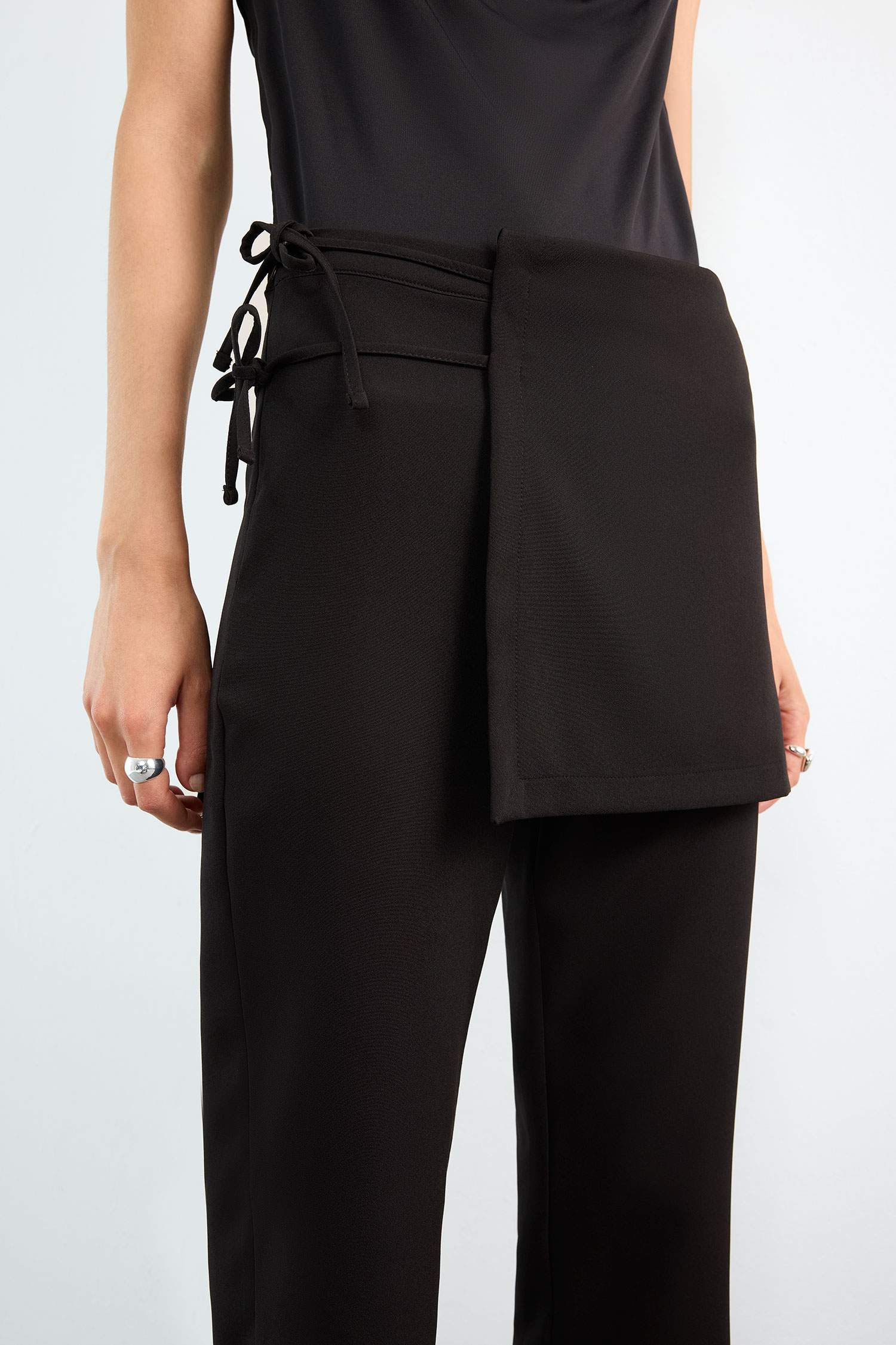 بنطرون قماش اسود برجل عادي وخصر برباط