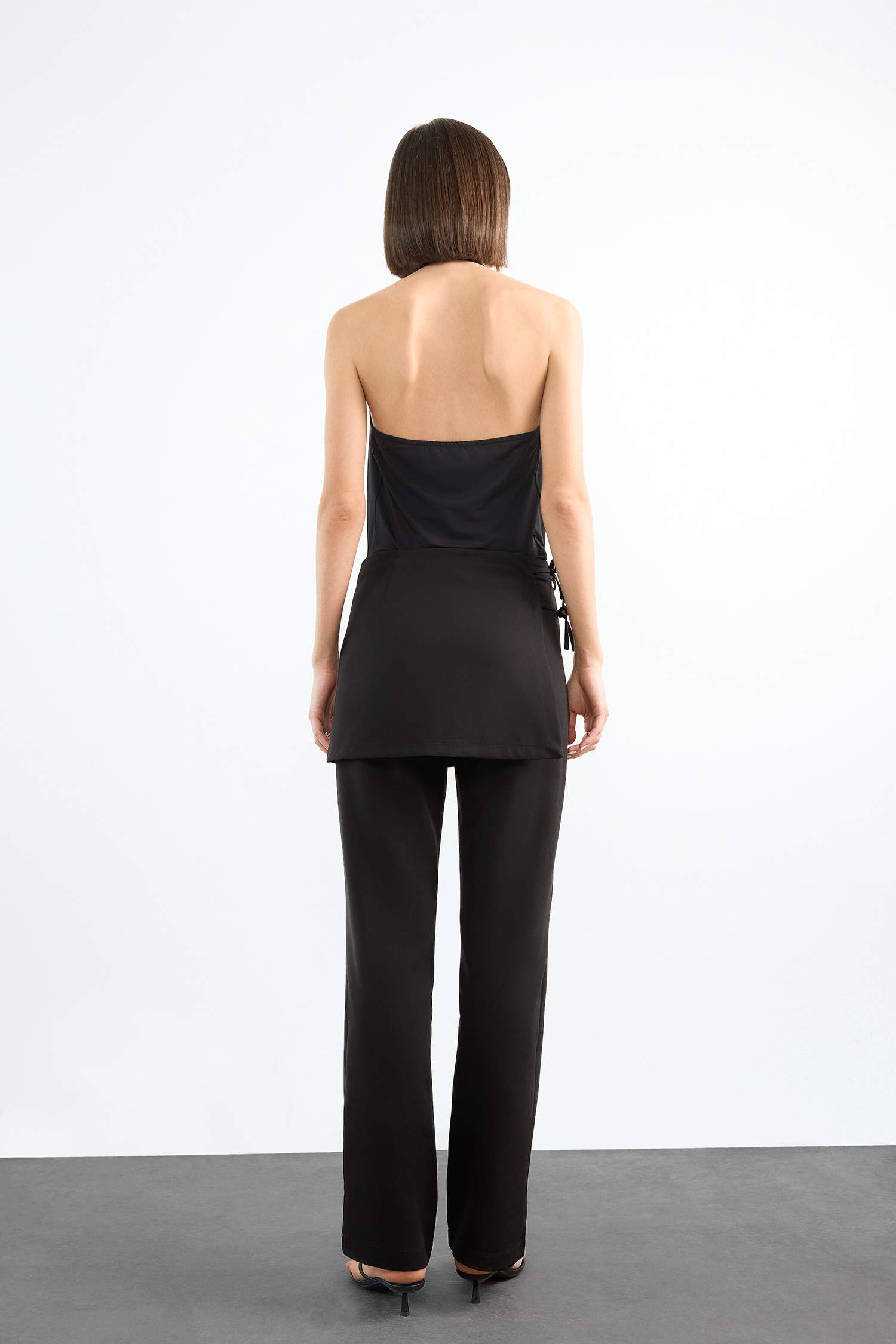 بنطرون قماش اسود برجل عادي وخصر برباط