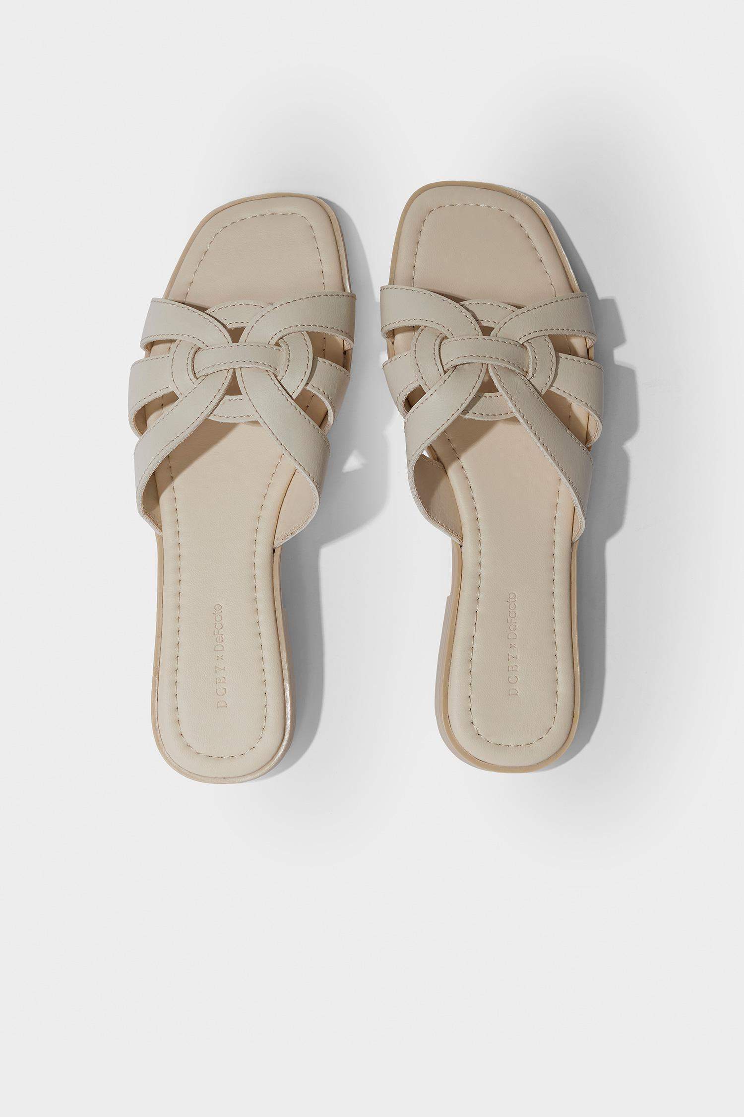 شبشب نسائي بكعب مسطح DCEY x DeFacto