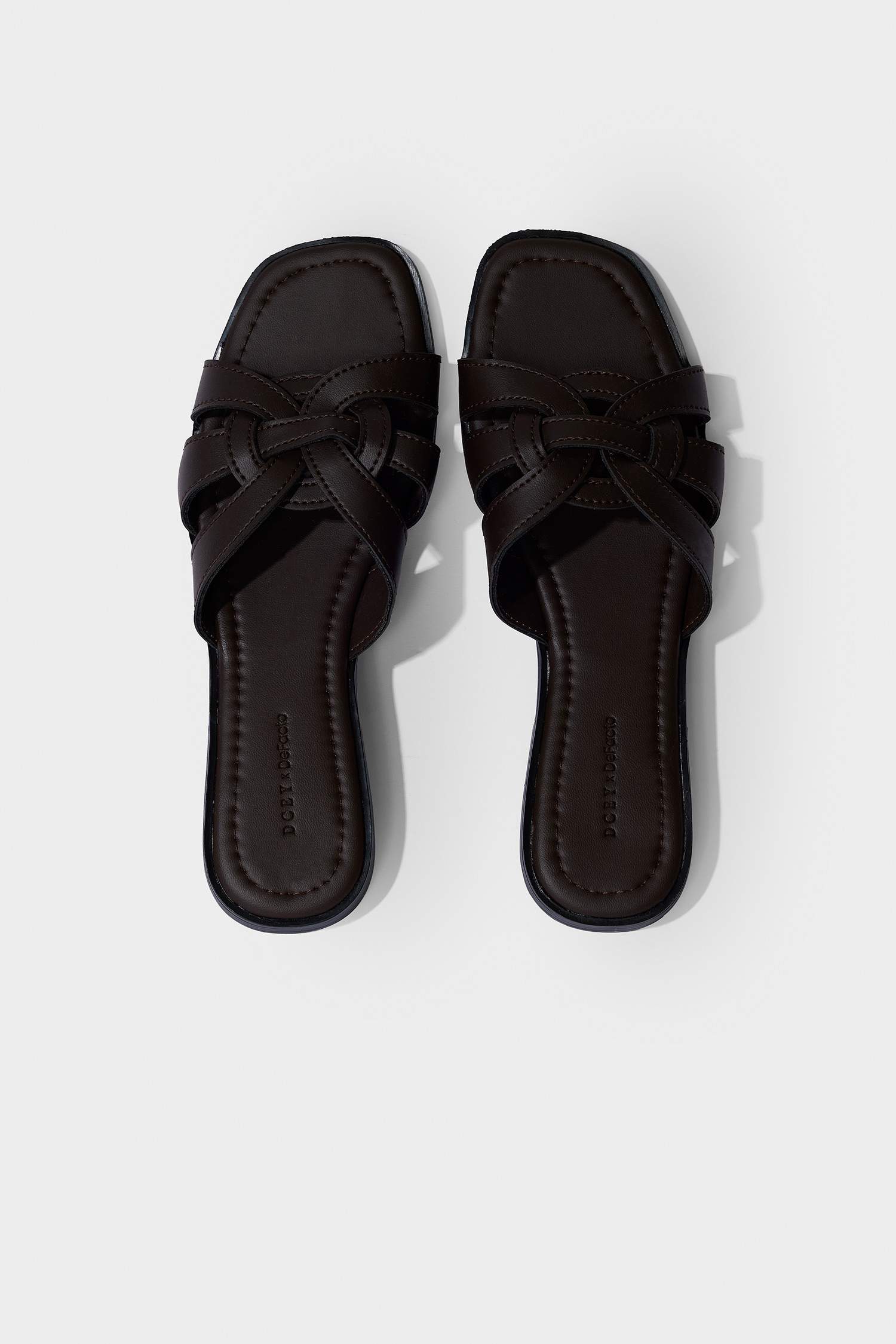 شبشب نسائي بكعب مسطح DCEY x DeFacto