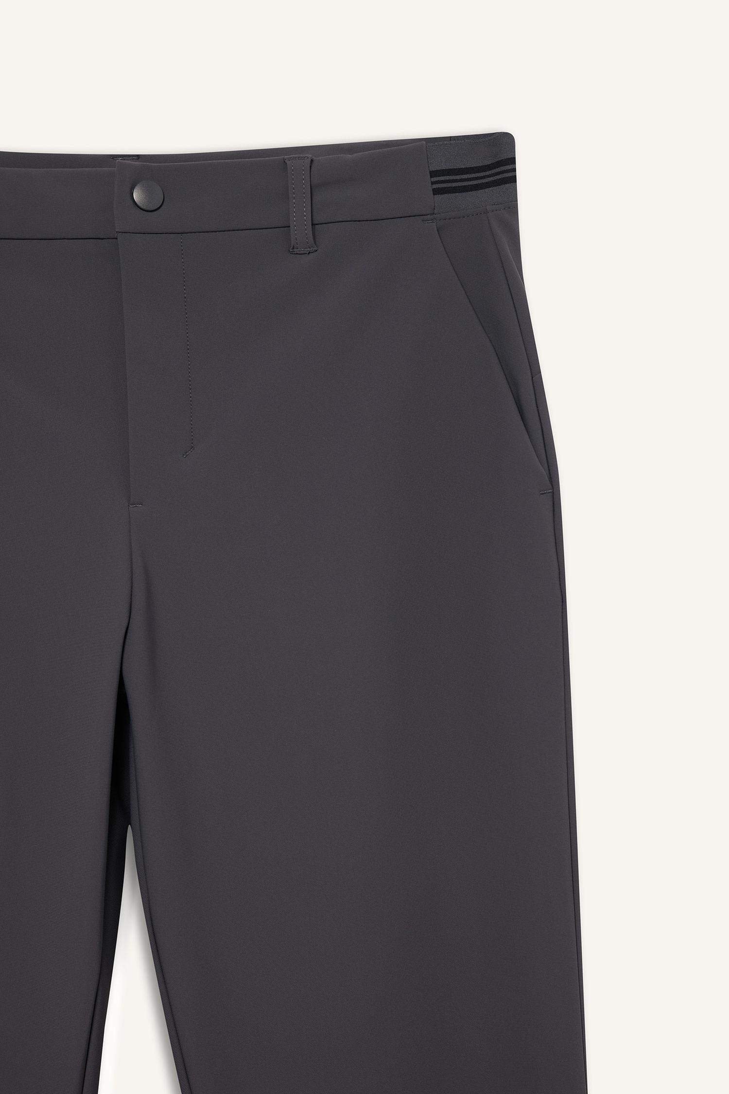 بنطرون قصة مستقيمة ورجل عادية