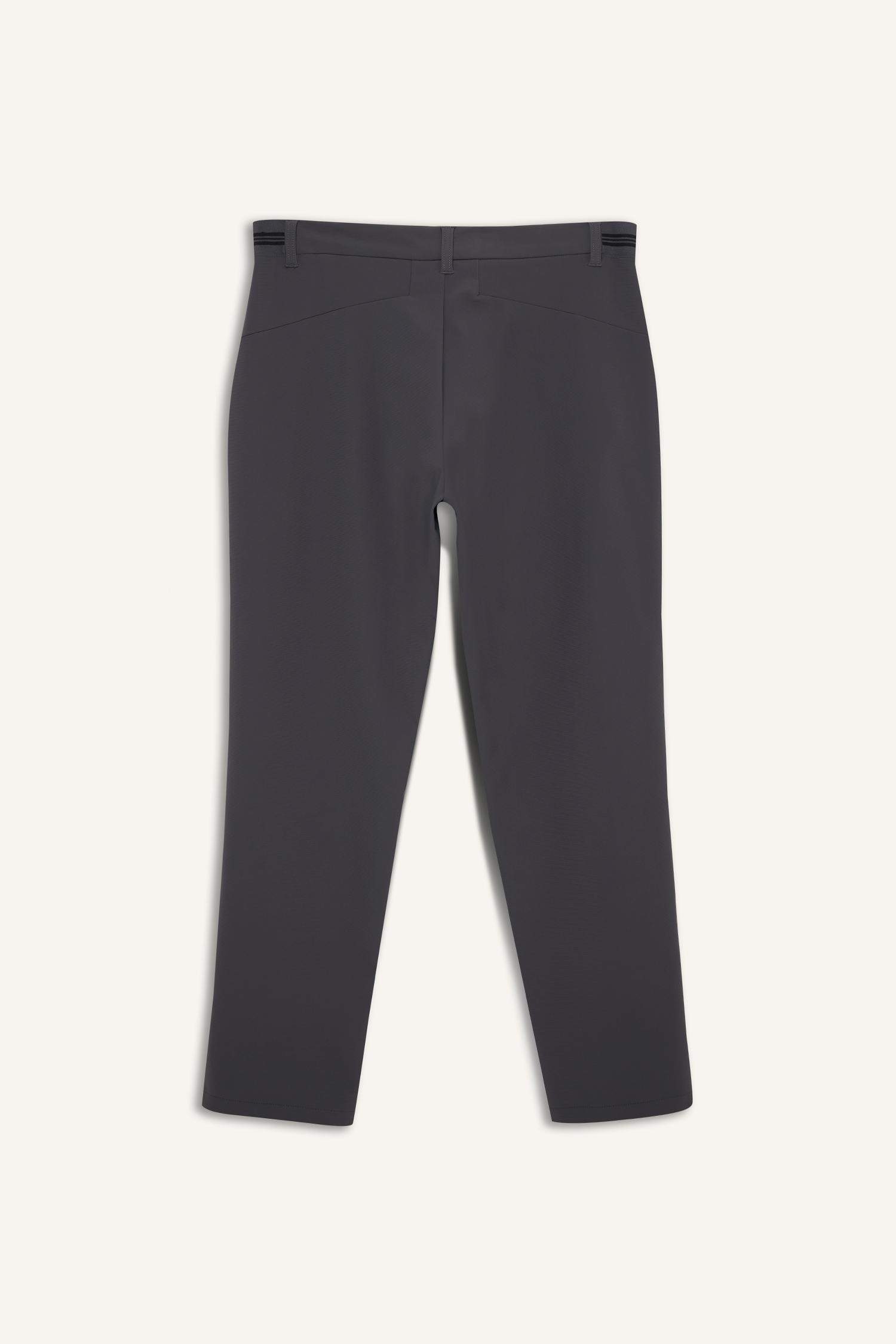 بنطرون قصة مستقيمة ورجل عادية