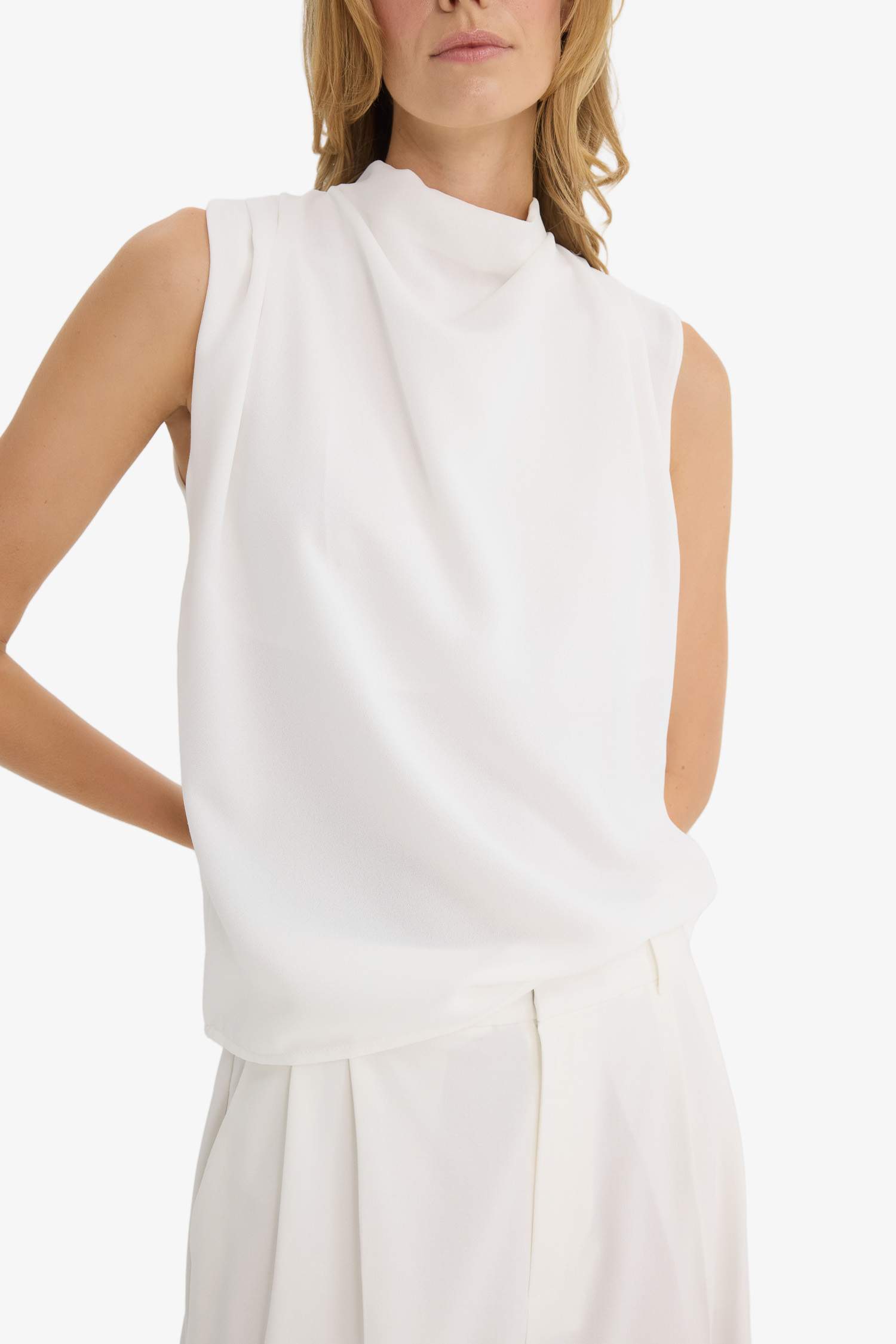 Regular Fit Balıkçı Yaka Krep Kolsuz Bluz