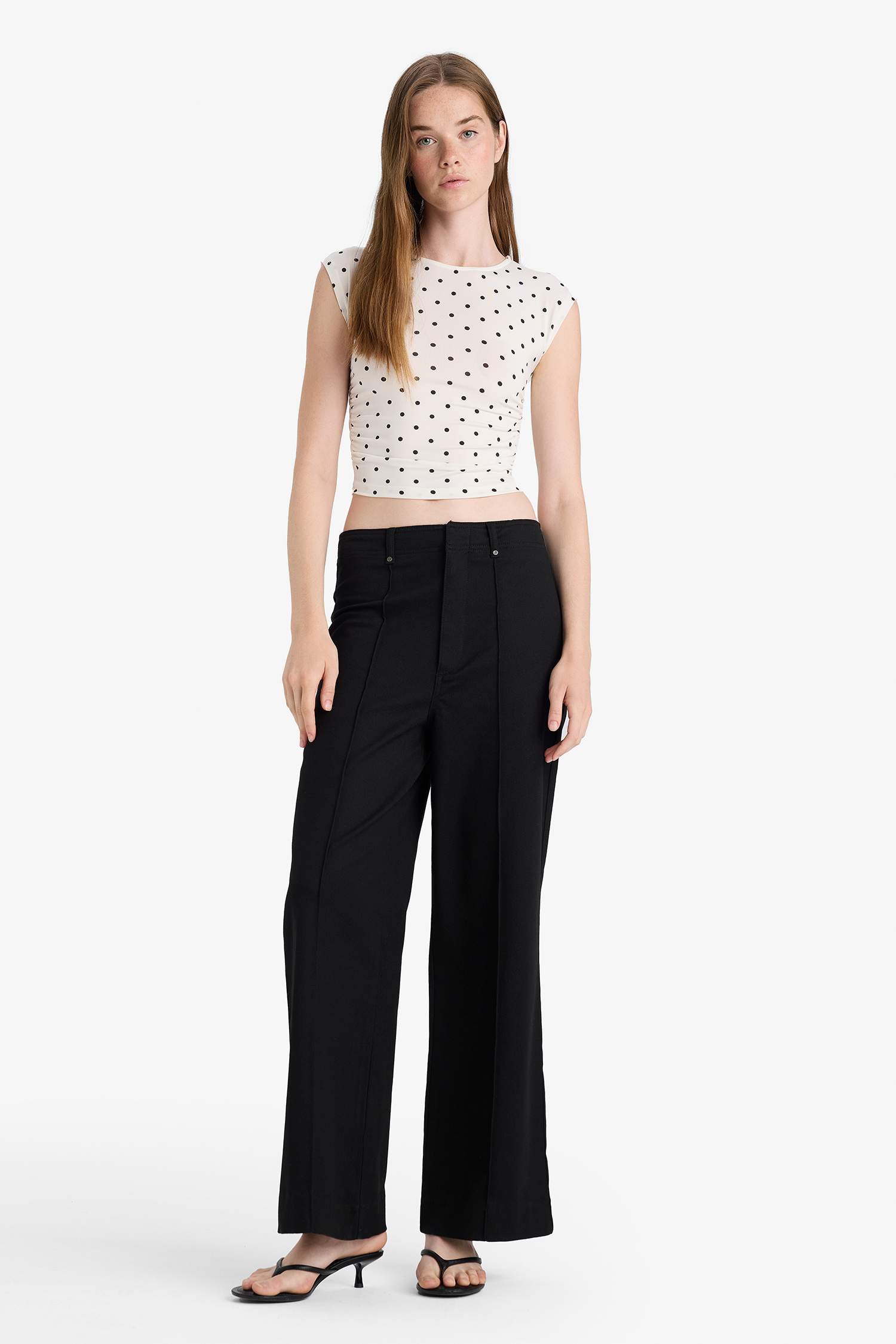 Fitted Bisiklet Yaka Puantiyeli Kolsuz Bluz