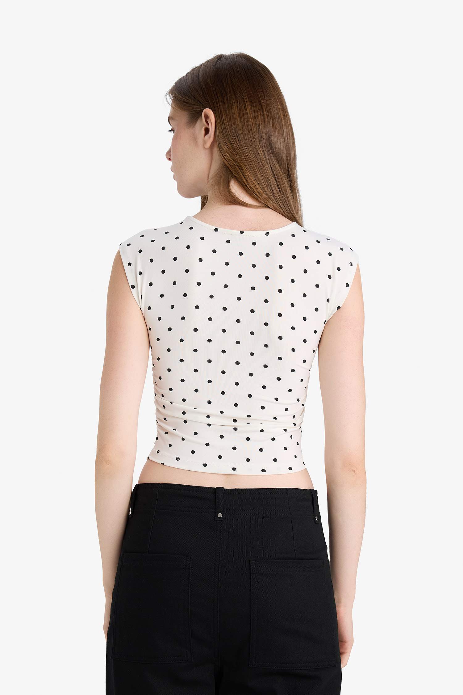 Fitted Bisiklet Yaka Puantiyeli Kolsuz Bluz