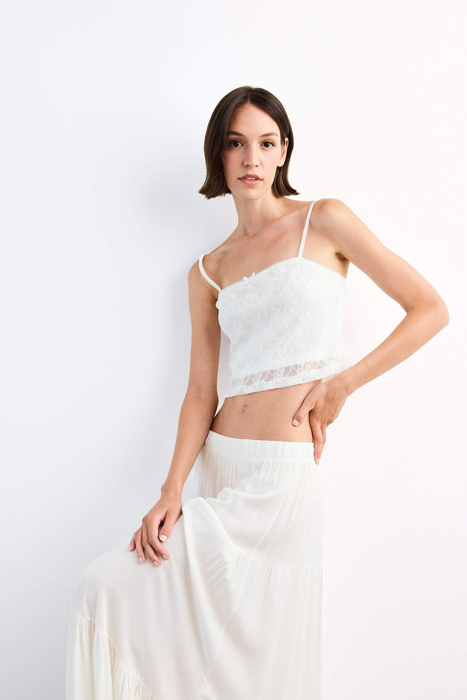 فانيلة بالدانتيل مخصر