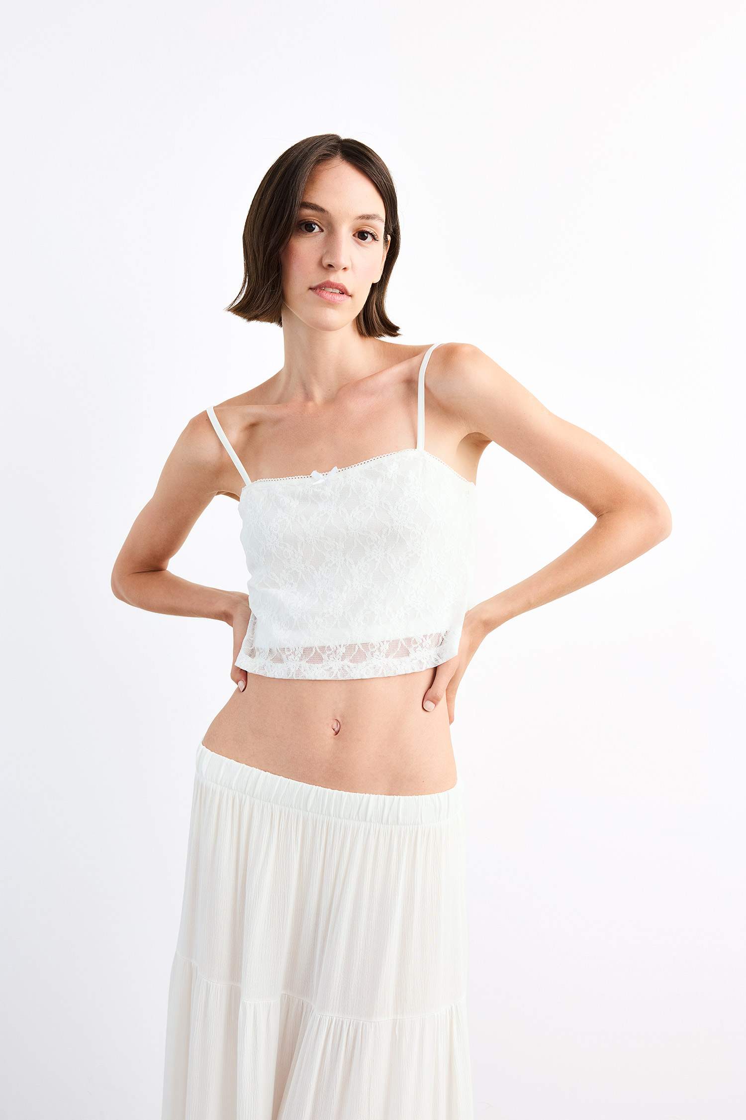 فانيلة بالدانتيل مخصر