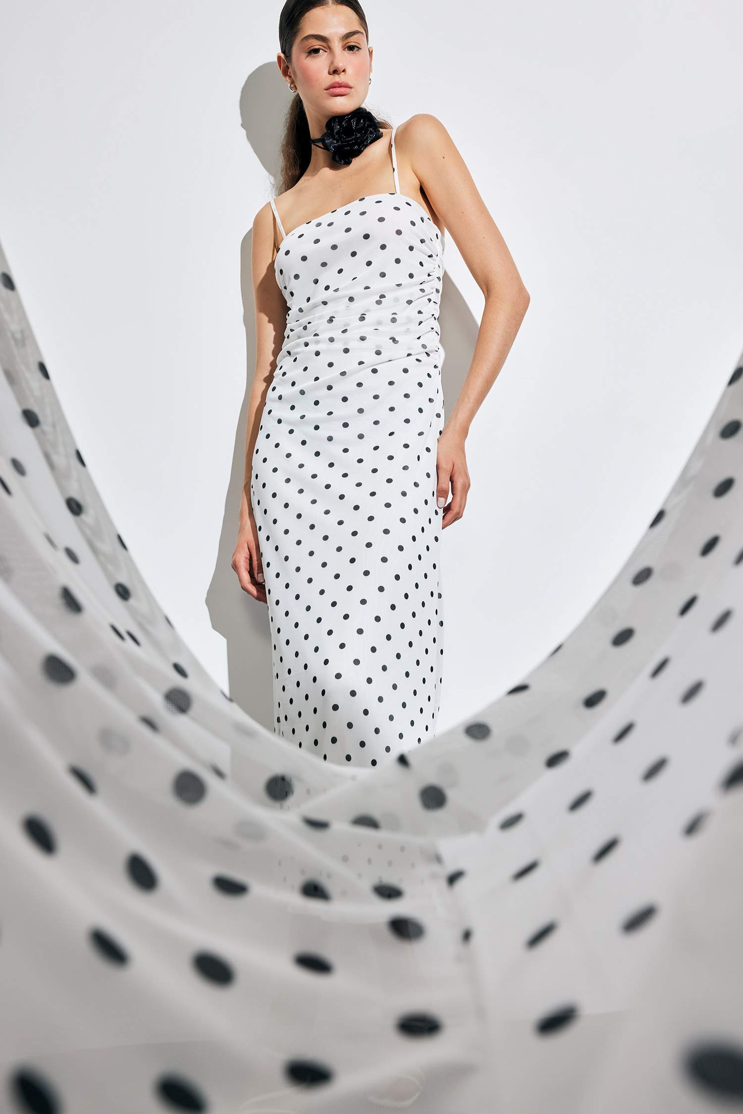 Bodycon Vücudu Saran Kare Yaka Puantiyeli Tül Askılı Midi Elbise