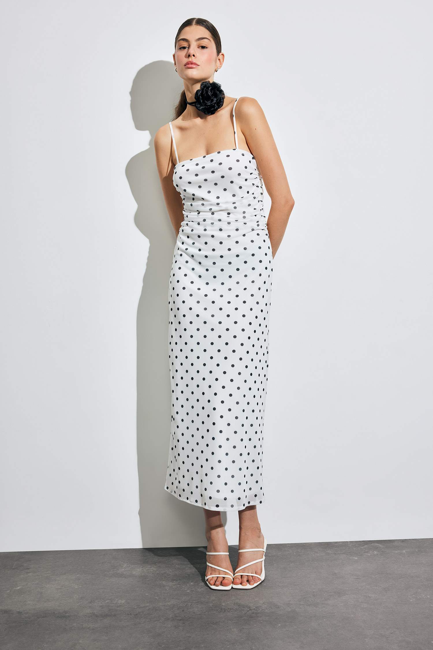 Bodycon Vücudu Saran Kare Yaka Puantiyeli Tül Askılı Midi Elbise