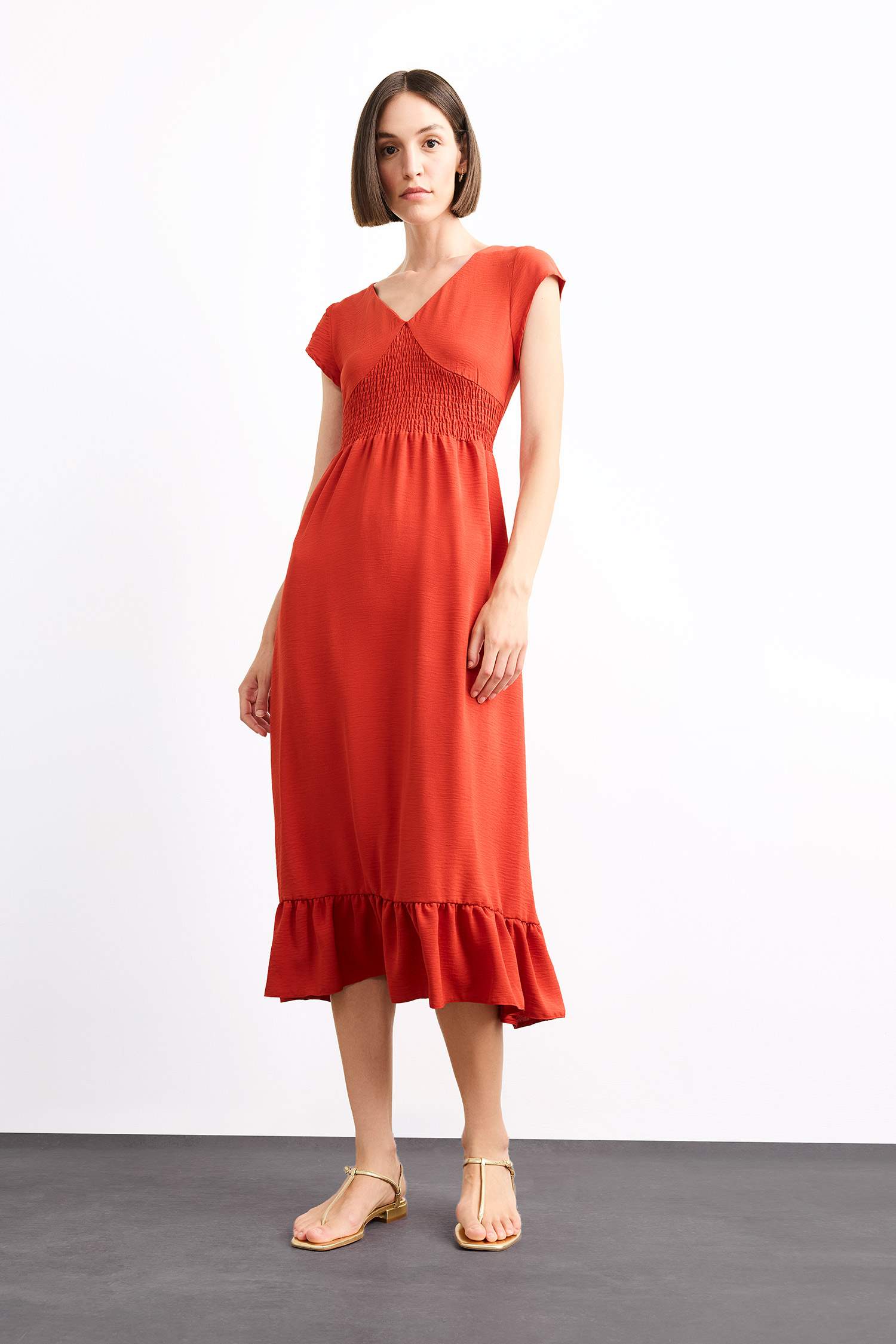 فستان ميدي نص كم مدرز من الخصر