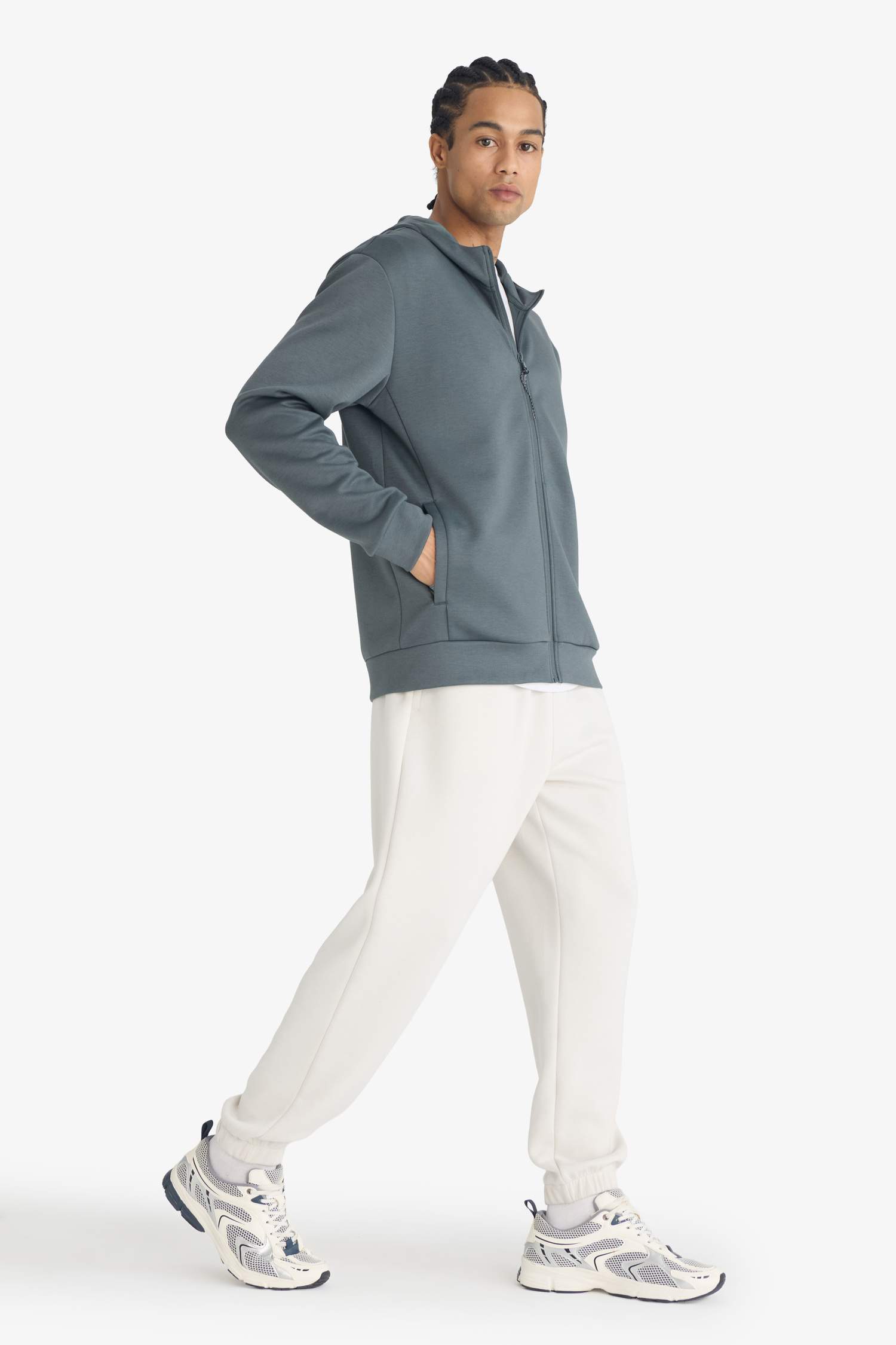 جاكيت رياضي قصة عادية بغطاء للرأس