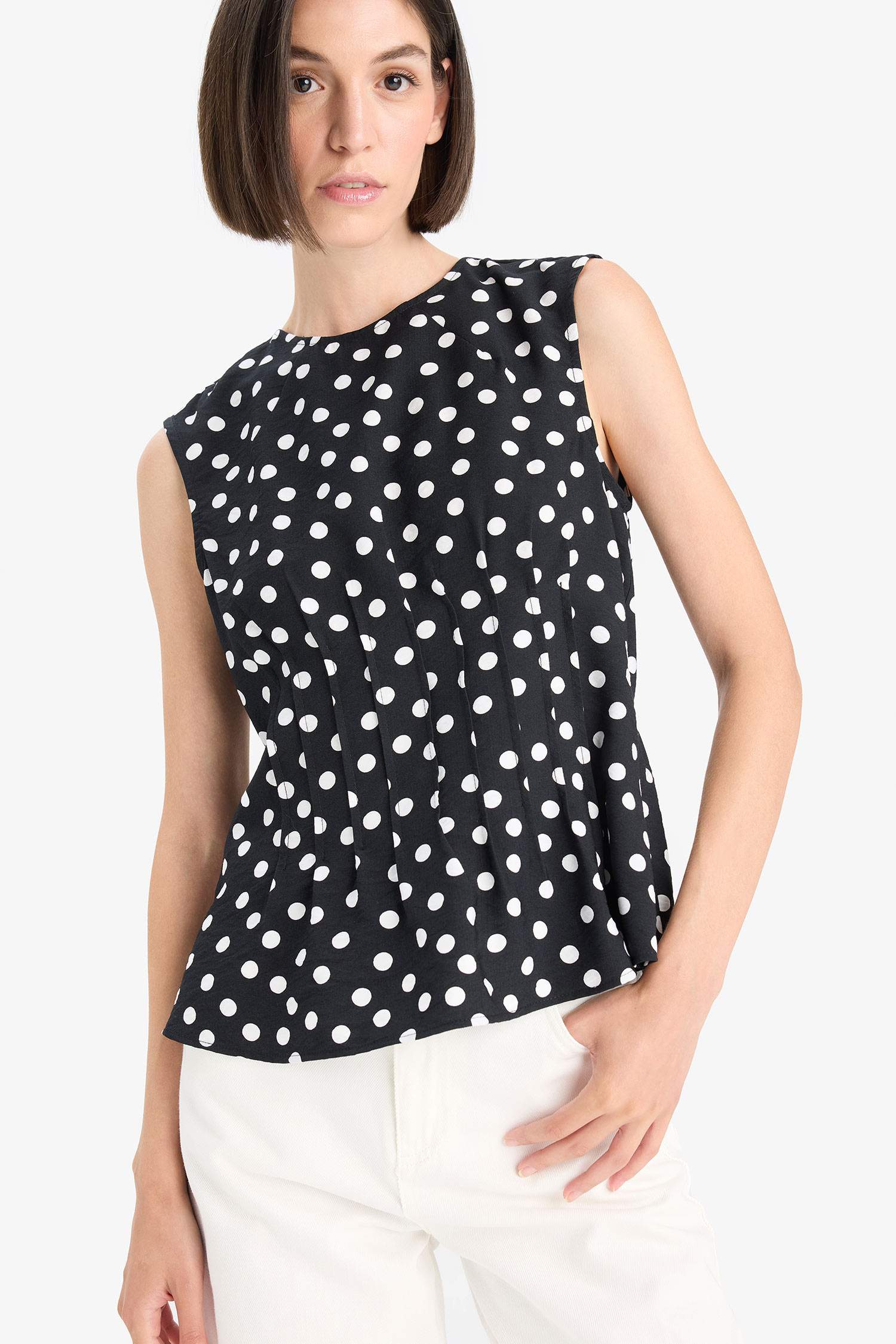 Slim Fit Dar Kesim Bisiklet Yaka Puantiyeli Kolsuz Bluz