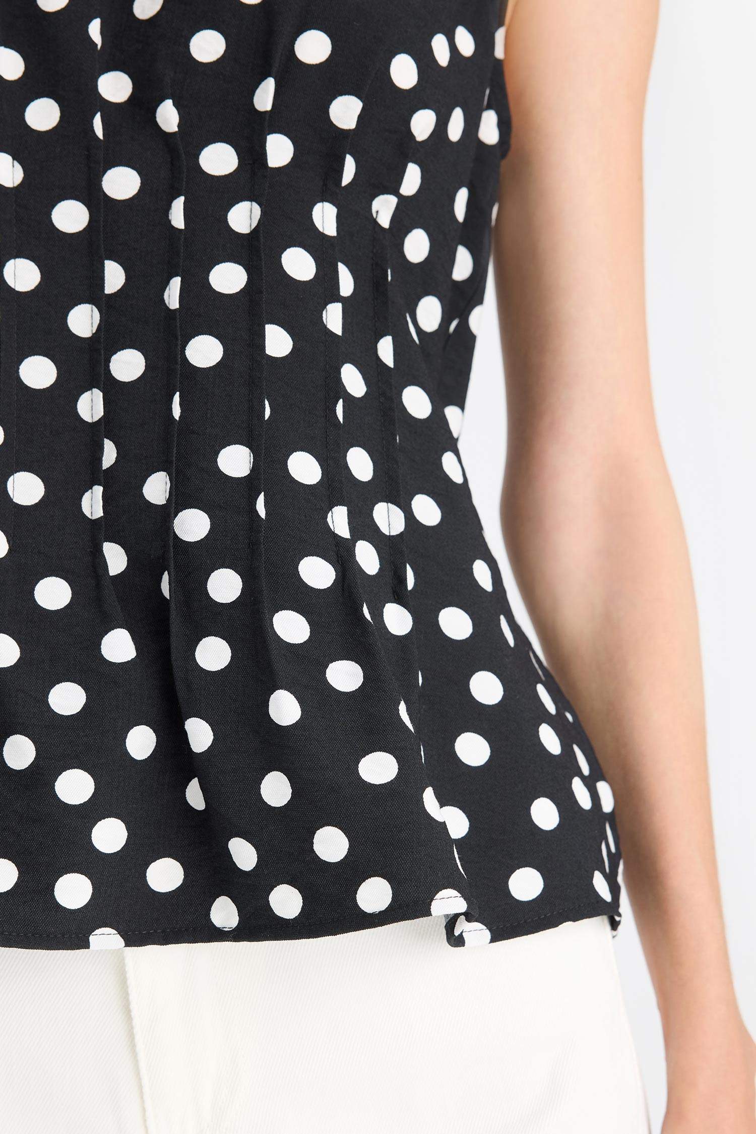 Slim Fit Dar Kesim Bisiklet Yaka Puantiyeli Kolsuz Bluz