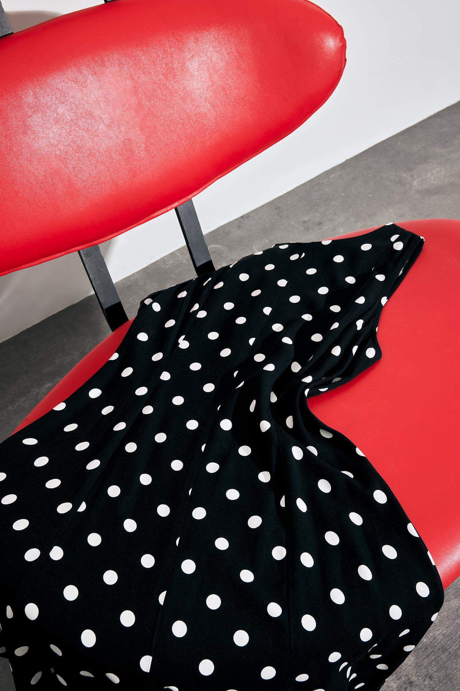 Slim Fit Dar Kesim Bisiklet Yaka Puantiyeli Kolsuz Bluz