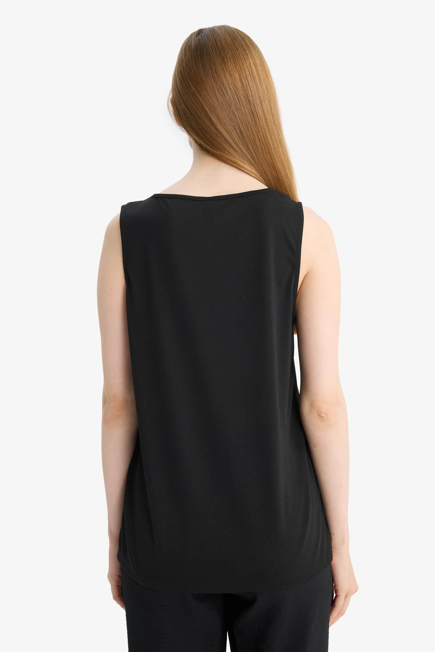 فانيلة بياخة V مفصل بالدانتيل