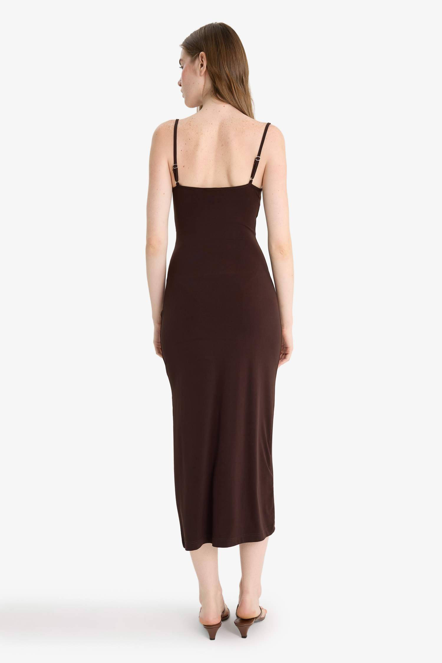 فستان طويل بديكون بدون حمالات