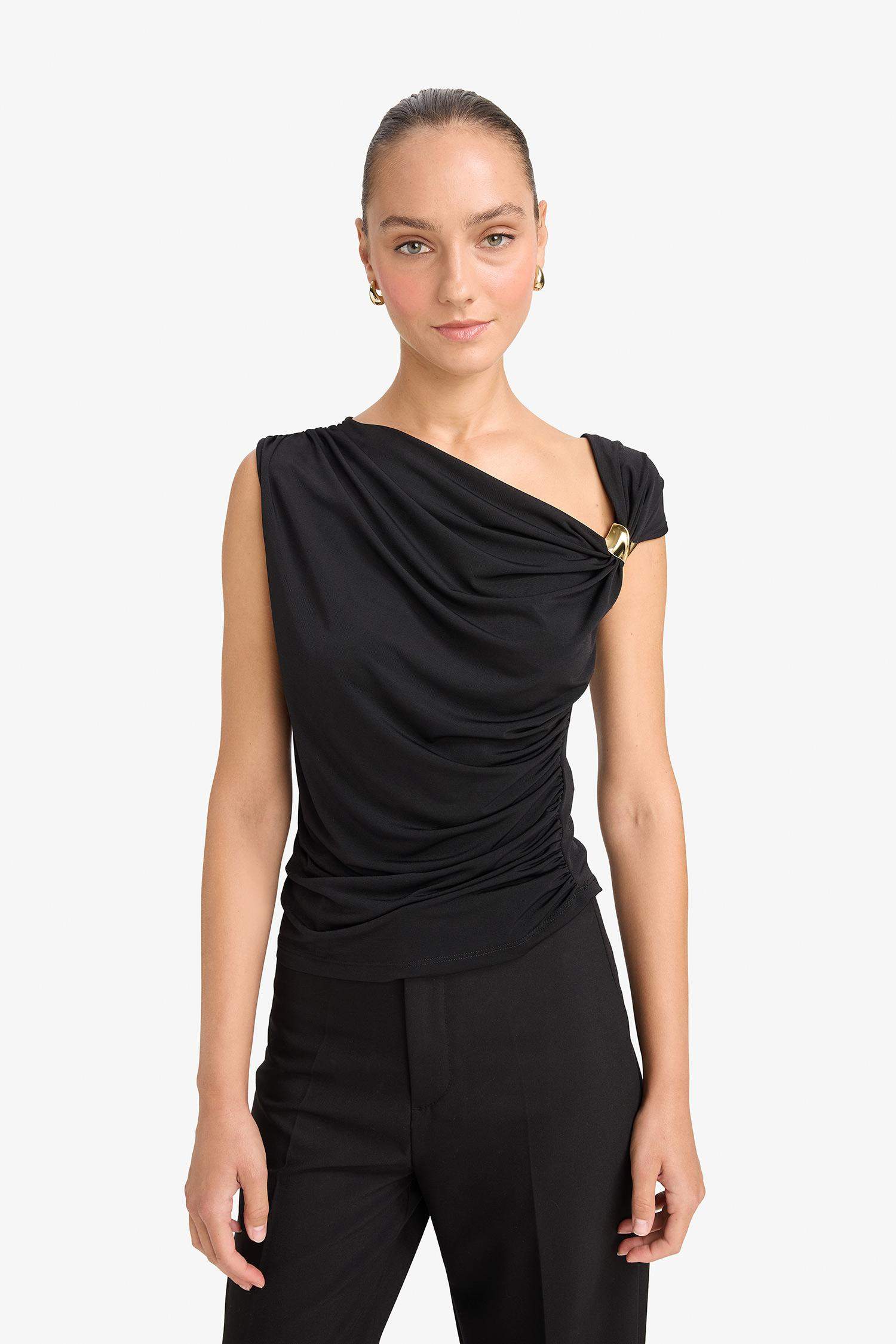 Slim Fit Dar Kesim Tek Omuzlu Toka Detaylı Bluz