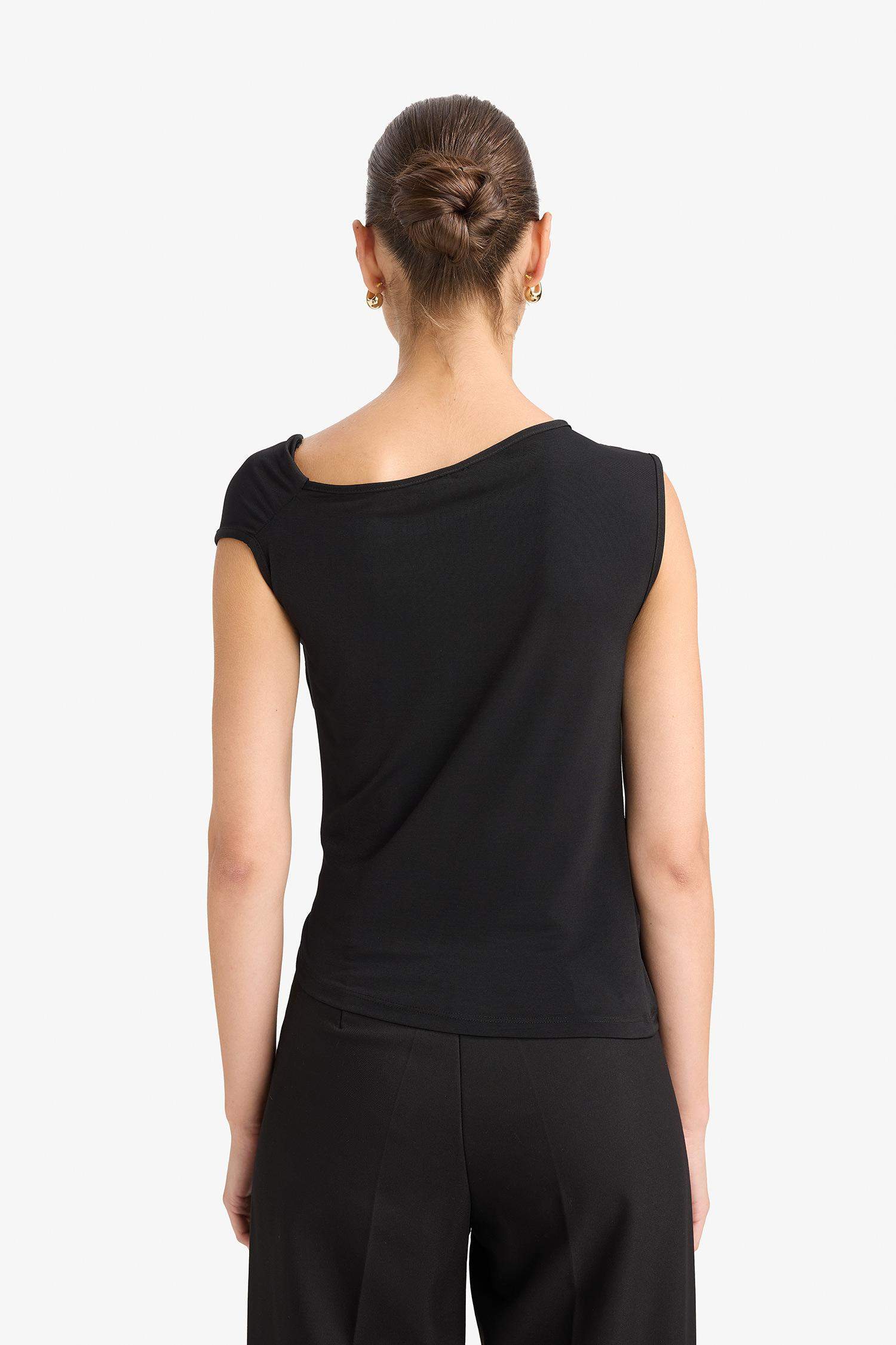 Slim Fit Dar Kesim Tek Omuzlu Toka Detaylı Bluz