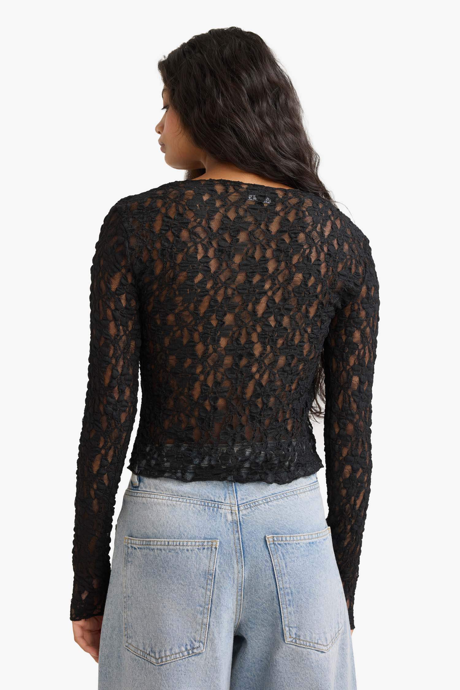 Футболка с V-образным вырезом и длинными рукавами из кружева