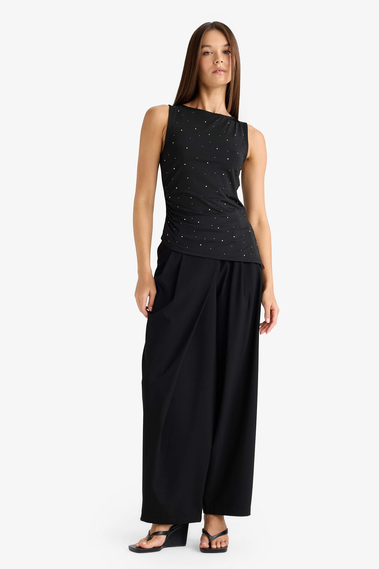 Asimetrik Kare Yaka Puantiyeli Kolsuz Bluz