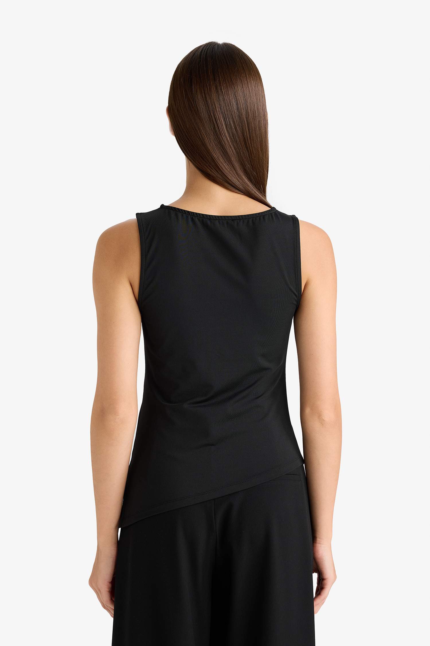 Asimetrik Kare Yaka Puantiyeli Kolsuz Bluz