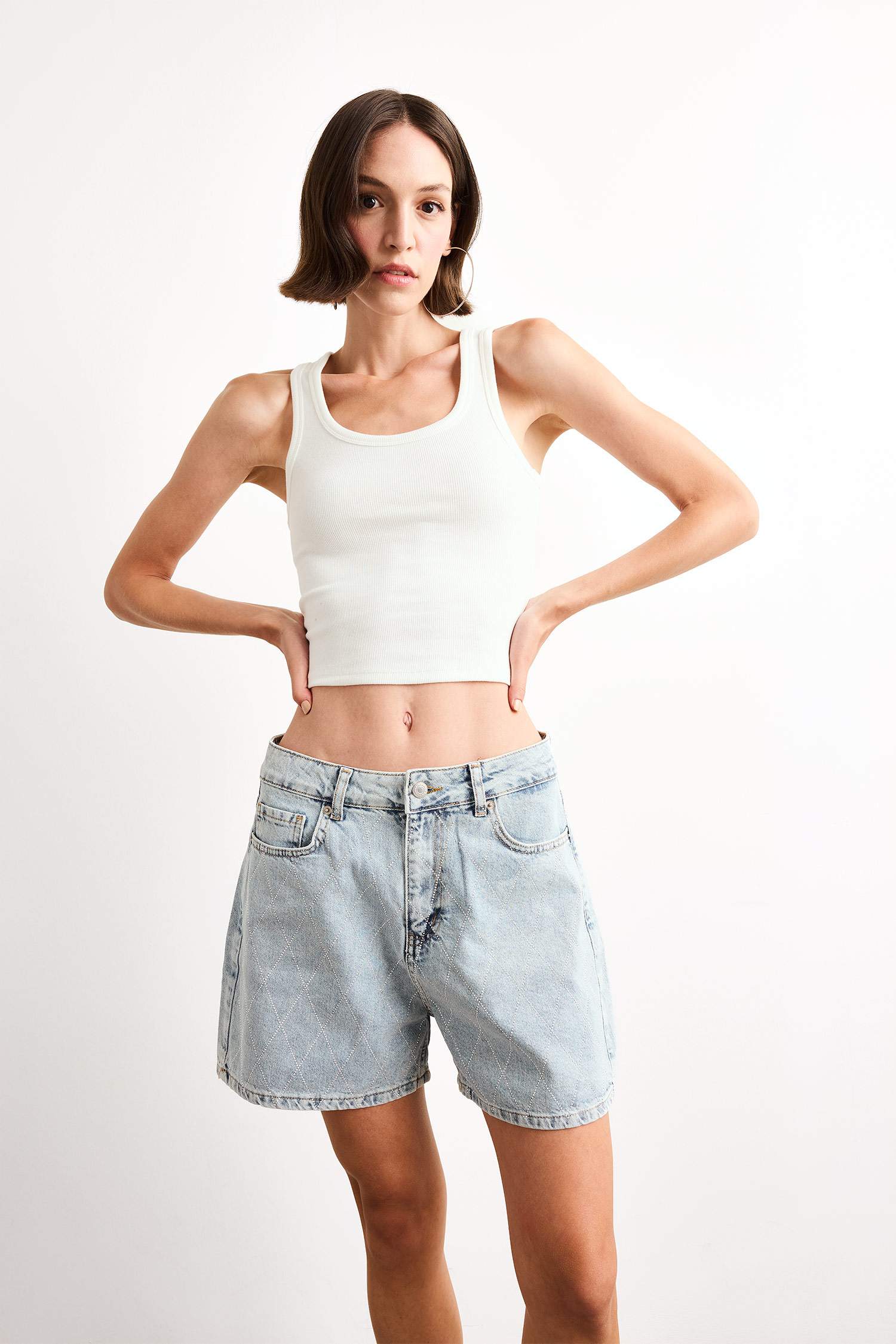 شورت جينز قصة عادية