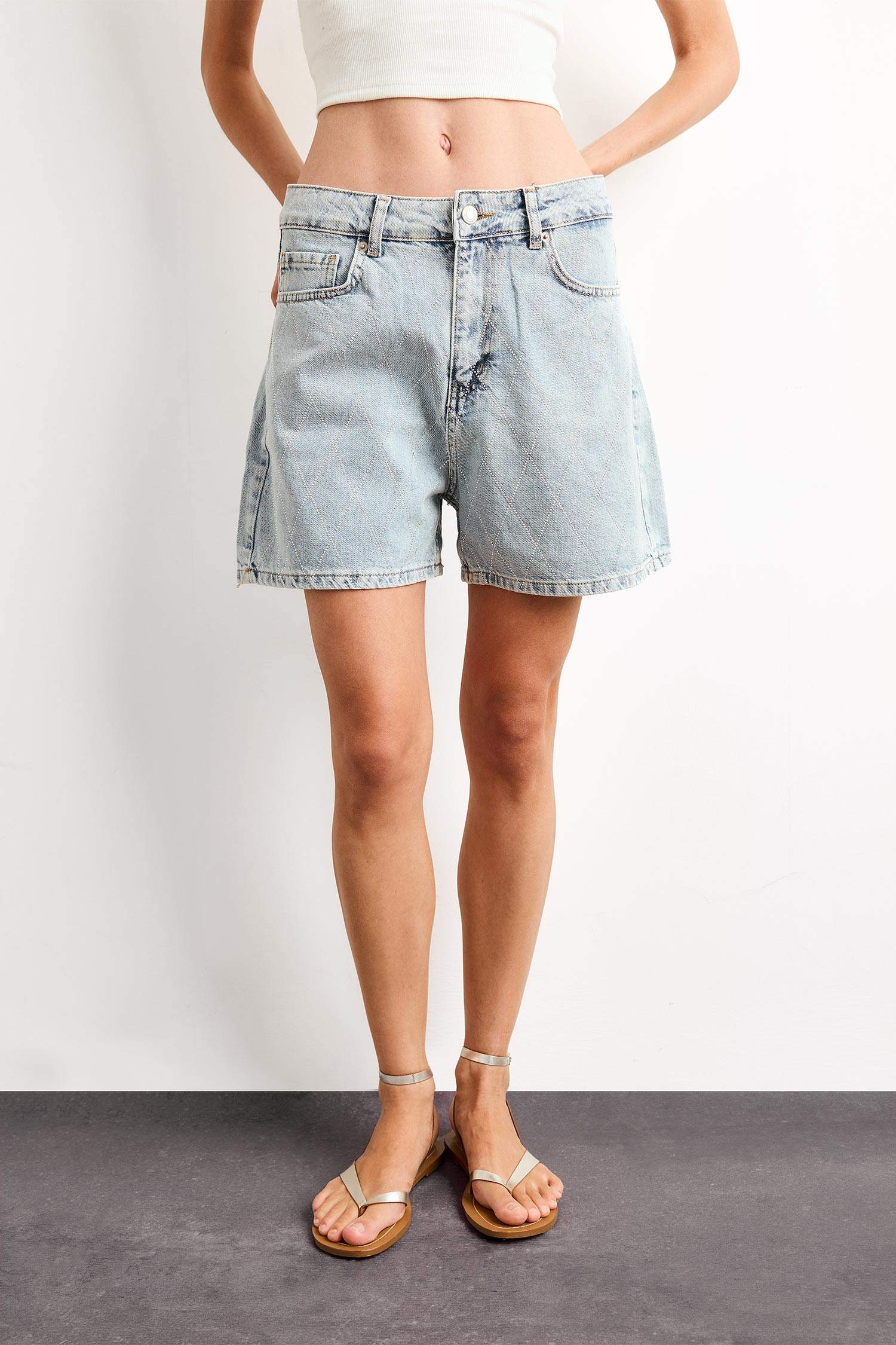 شورت جينز قصة عادية