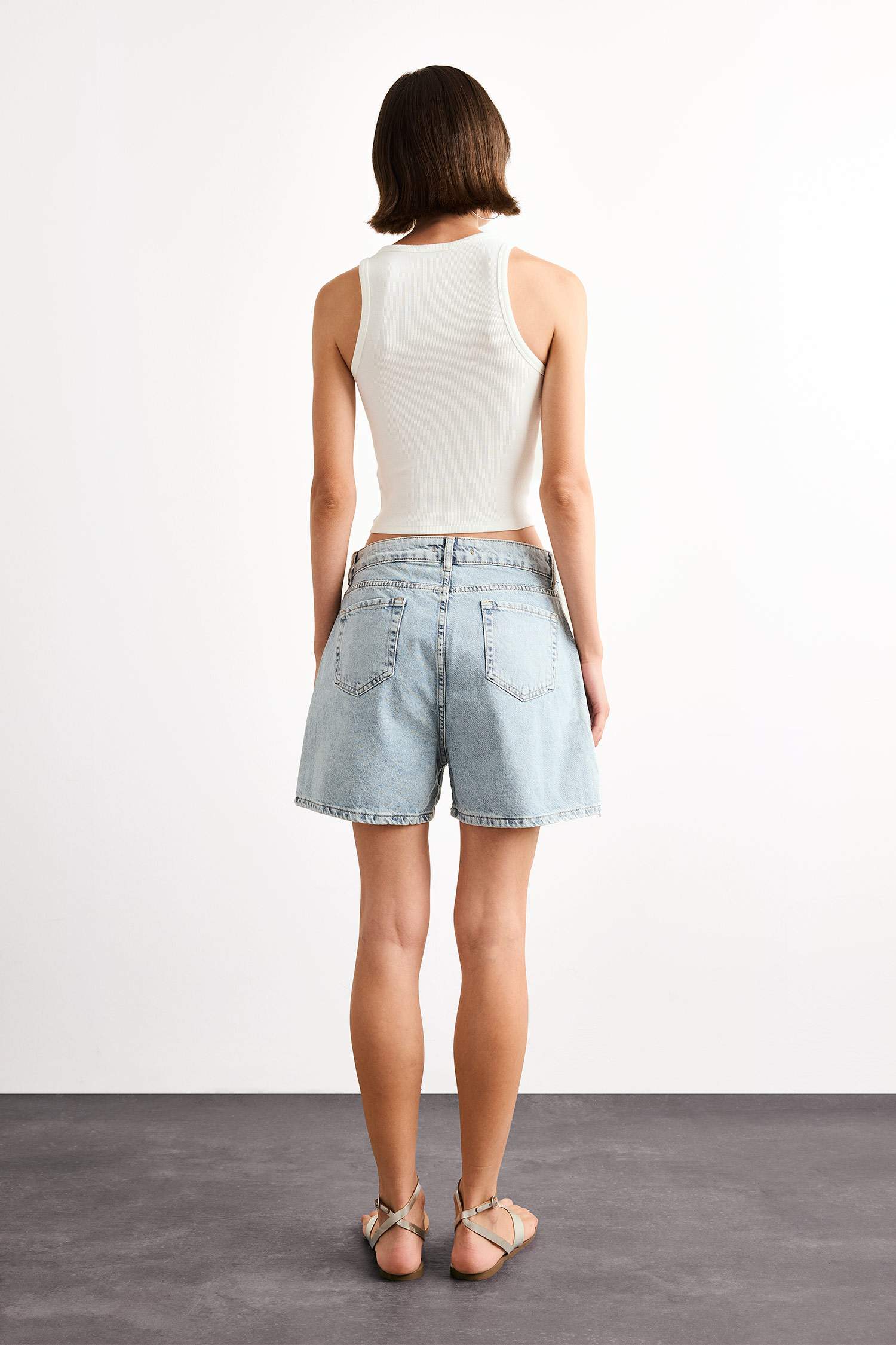 شورت جينز قصة عادية