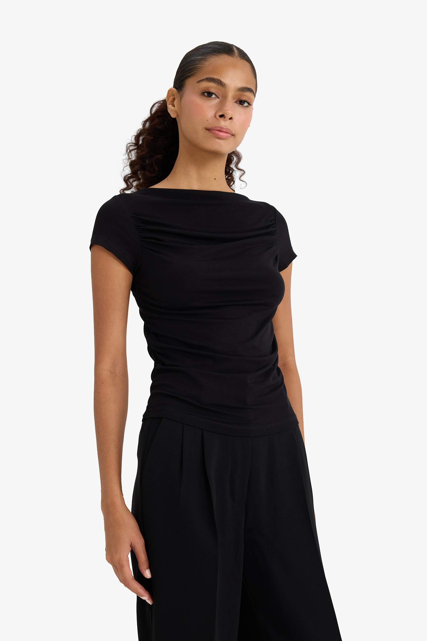 Slim Fit Dar Kesim Kayık Yaka Omzu Açık Siyah Kısa Kollu Tişört