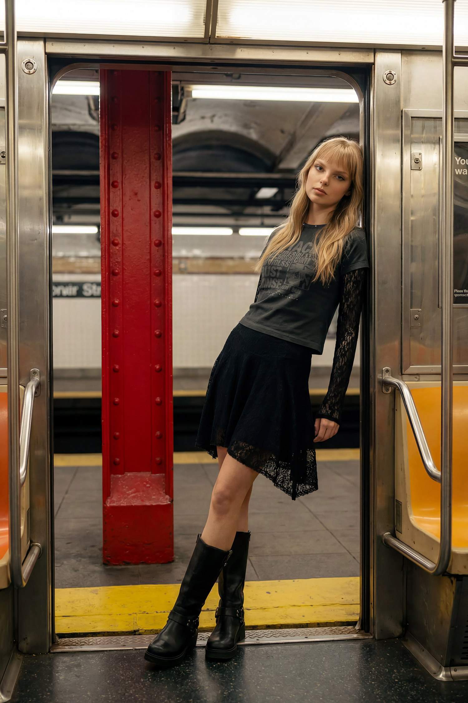 تنورة قصيرة دانتيل بقصة A بخصر عادي