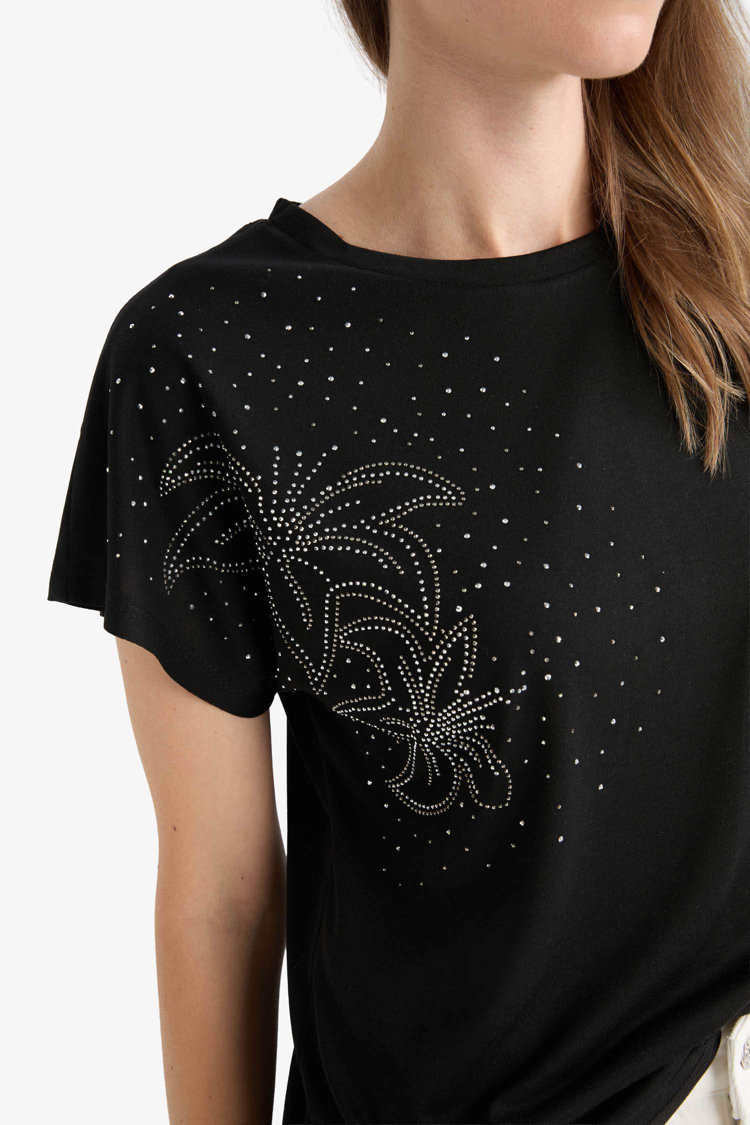 تيشيرت نص ردن بطبعة أحجار وياخة مستديرة